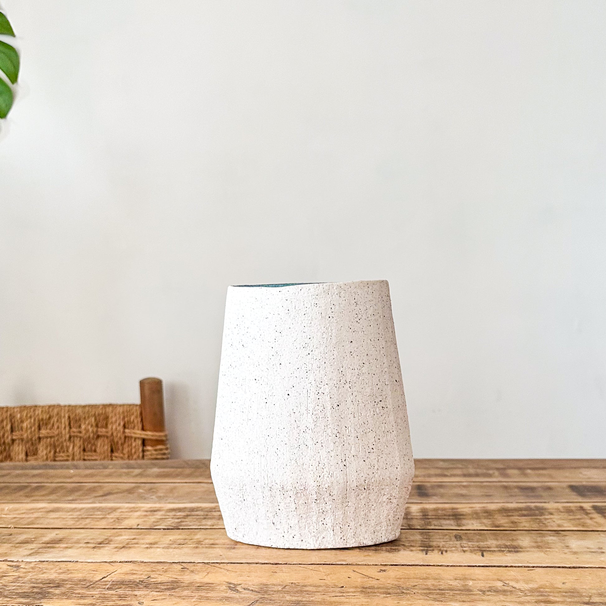 Florero Cerámica Blanca Texturada Interior Esmaltado Azul - 30 cm Florero Frank Home Chile