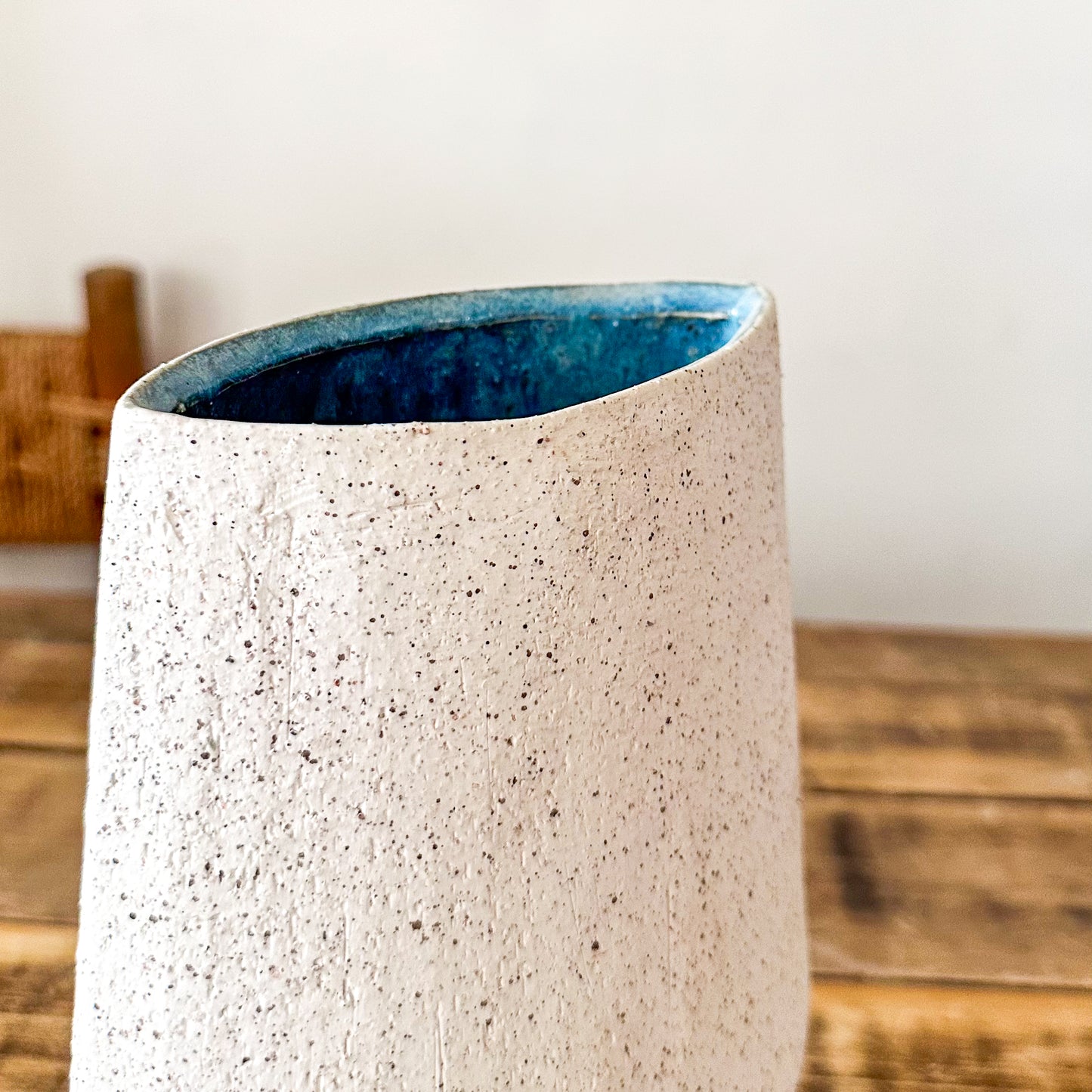 Florero Cerámica Blanca Texturada Interior Esmaltado Azul - 30 cm Florero Frank Home Chile