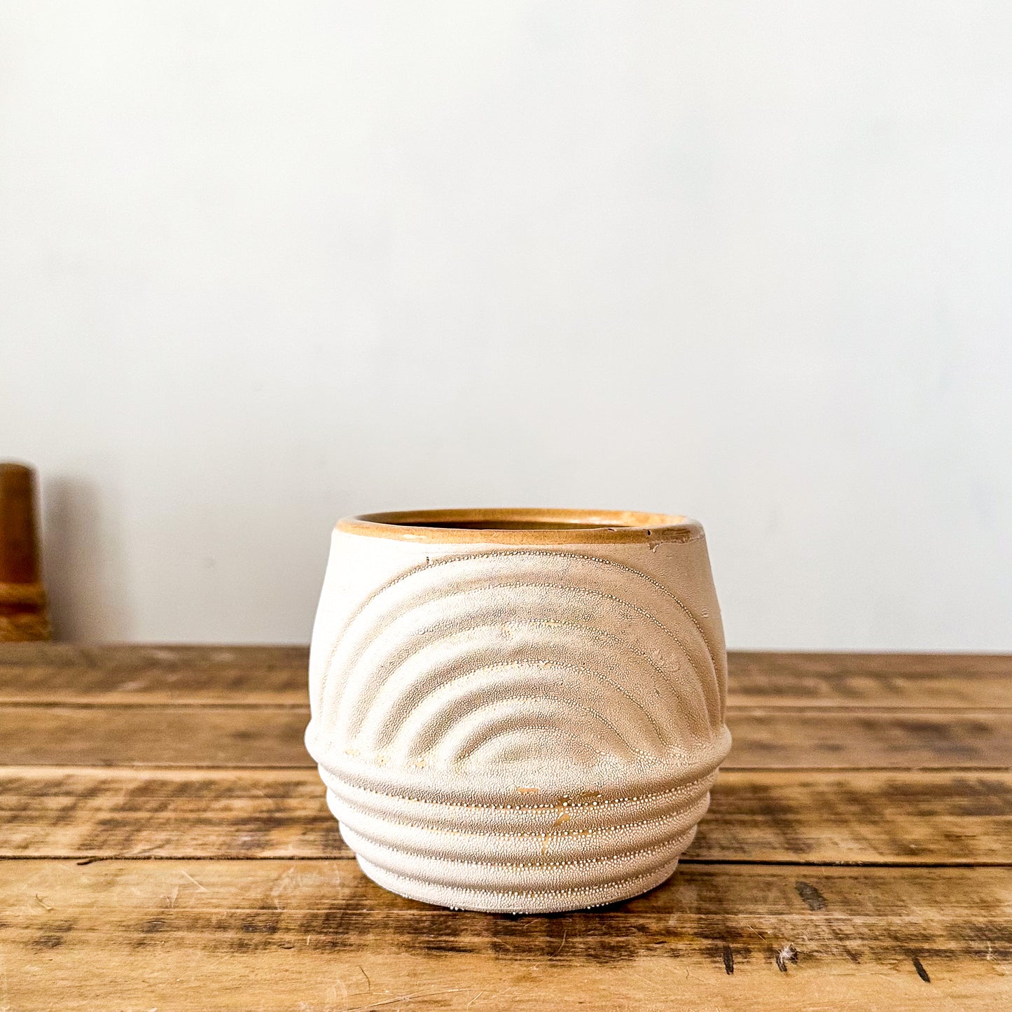 Porta Macetero Beige Relieve Geométrico 10cm - Diseño Artesanal Porta Macetero Frank Home Chile