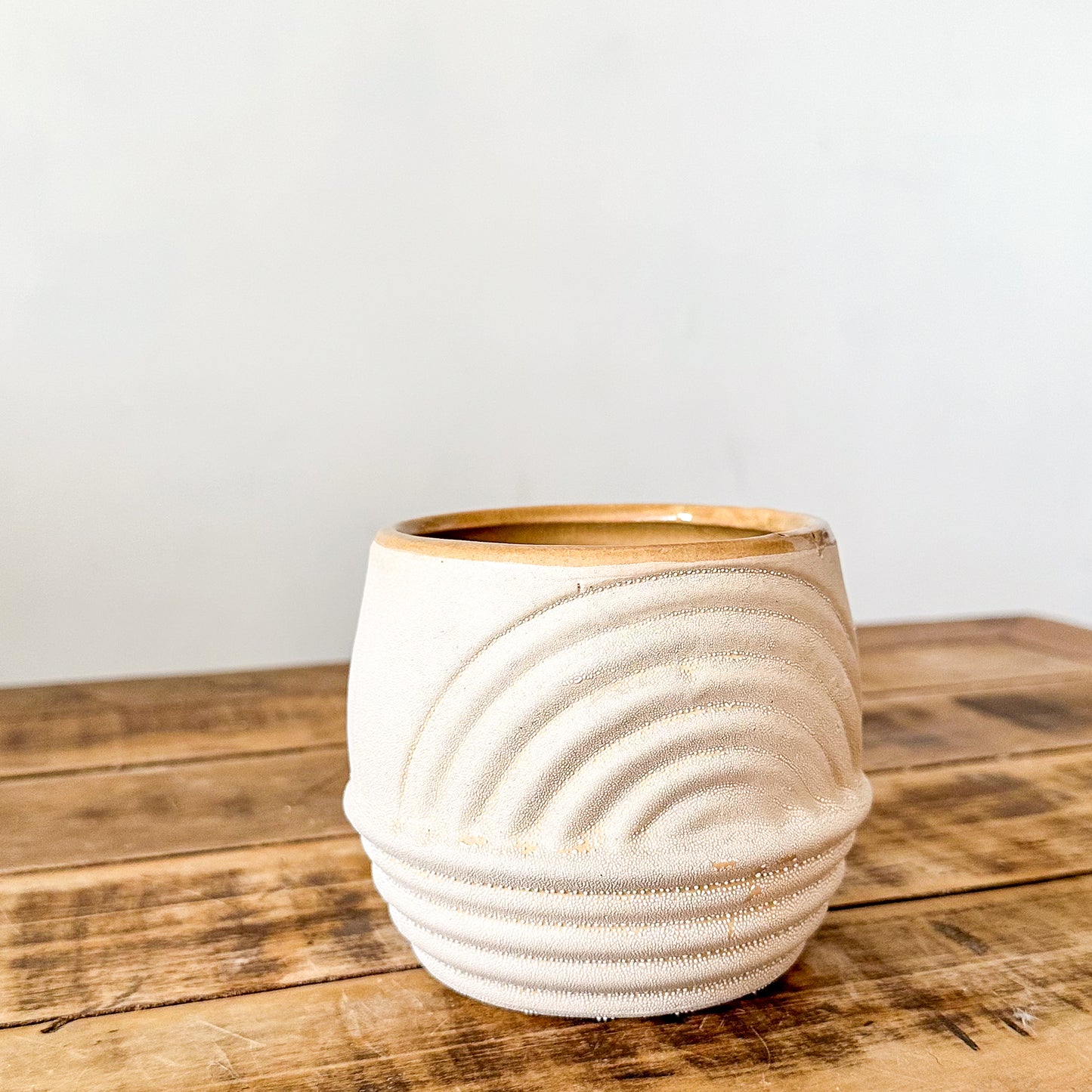 Porta Macetero Beige Relieve Geométrico 10cm - Diseño Artesanal Porta Macetero Frank Home Chile