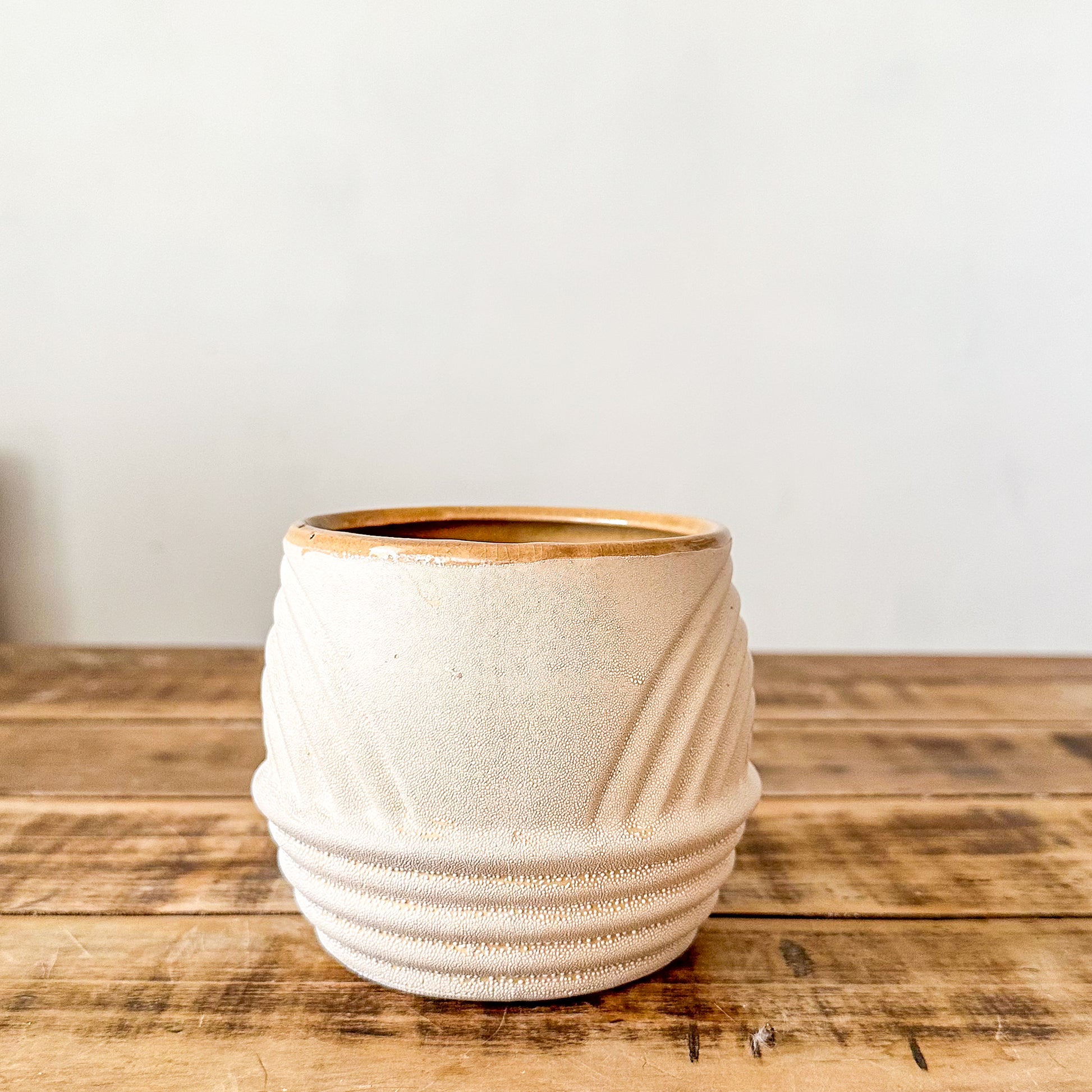 Porta Macetero Beige Relieve Geométrico 10cm - Diseño Artesanal Porta Macetero Frank Home Chile