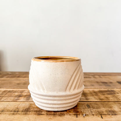 Porta Macetero Beige Relieve Geométrico 10cm - Diseño Artesanal Porta Macetero Frank Home Chile