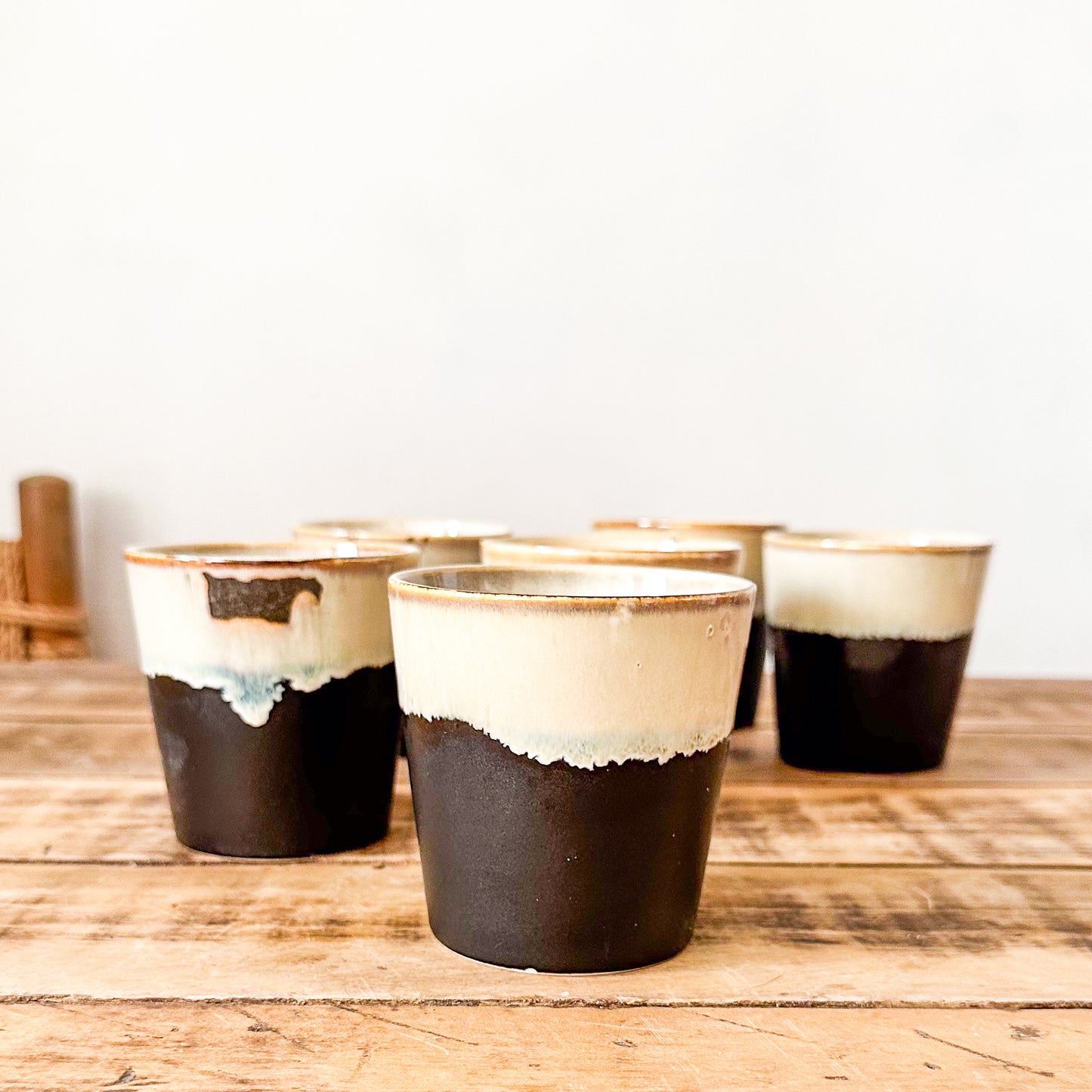 Set 6 Vasos Cerámica Bicolor Beige Negro Mate - Únicos Vasos Frank Home Chile
