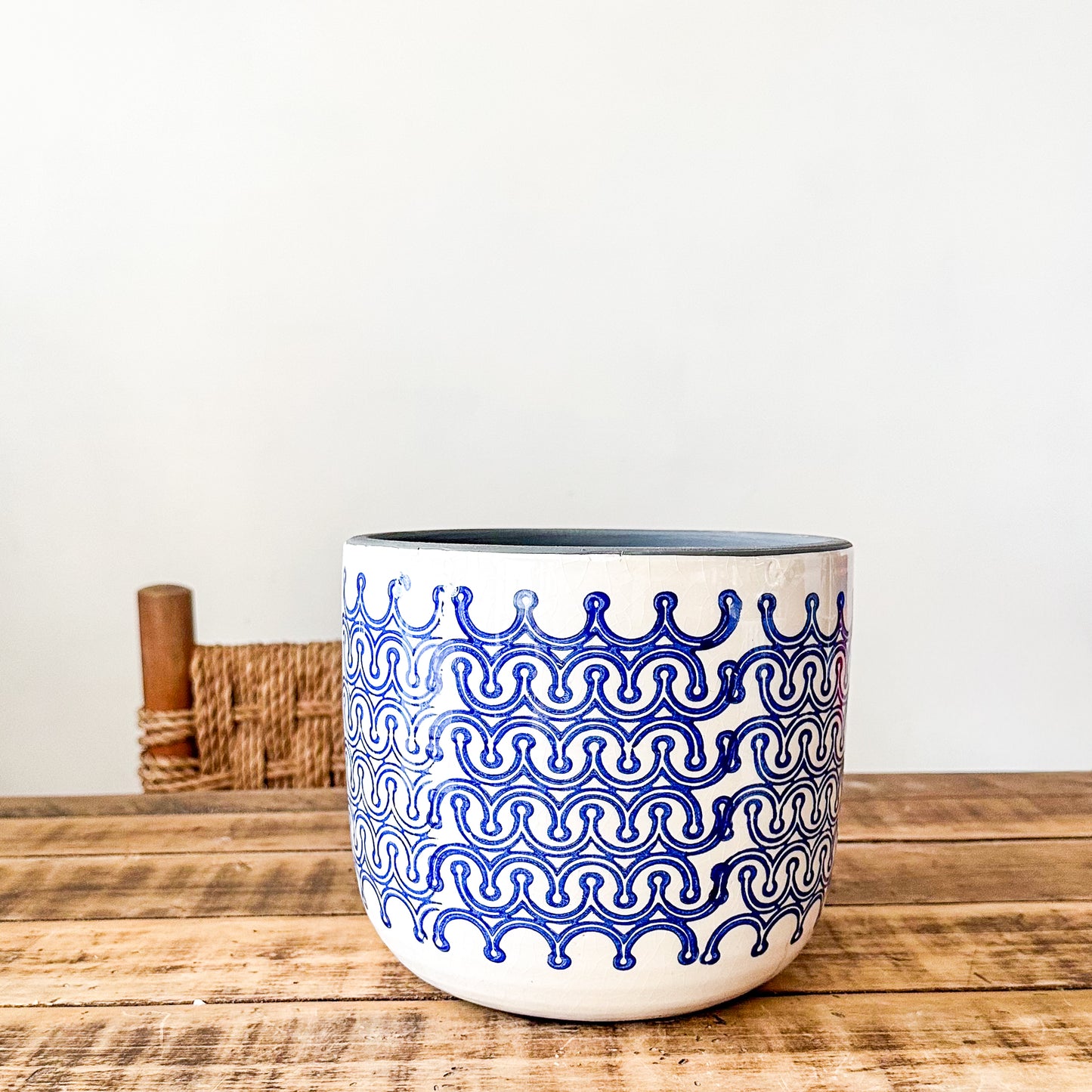 Porta Macetero Cerámica Blanco Grecas Azules Dos Tamaños | Frank Home Porta Macetero Frank Home Chile