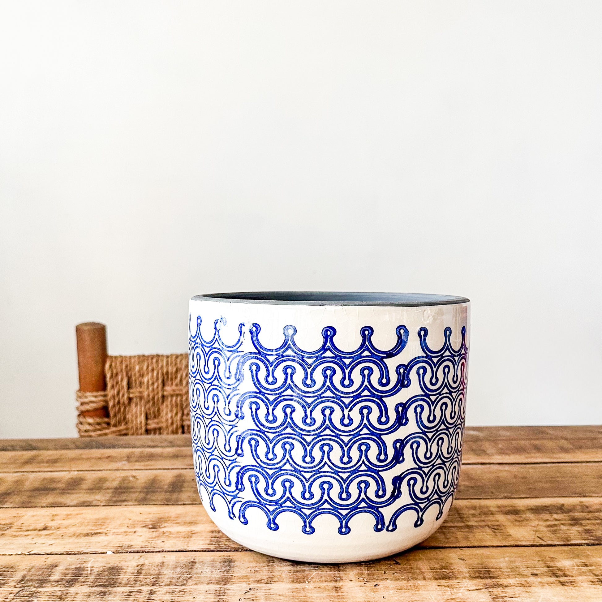 Porta Macetero Cerámica Blanco Grecas Azules Dos Tamaños | Frank Home Porta Macetero Frank Home Chile