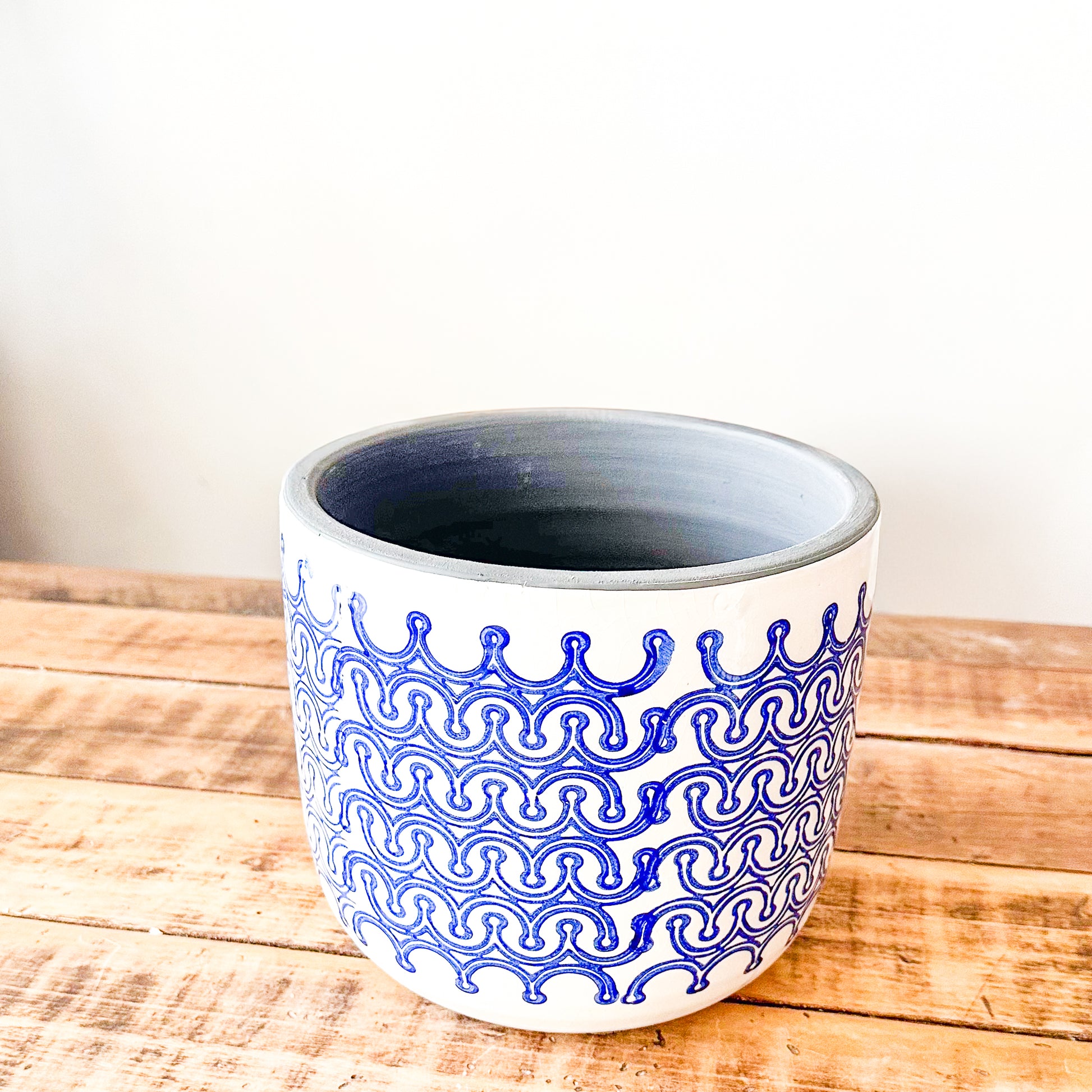 Porta Macetero Cerámica Blanco Grecas Azules Dos Tamaños | Frank Home Grande Porta Macetero Frank Home Chile