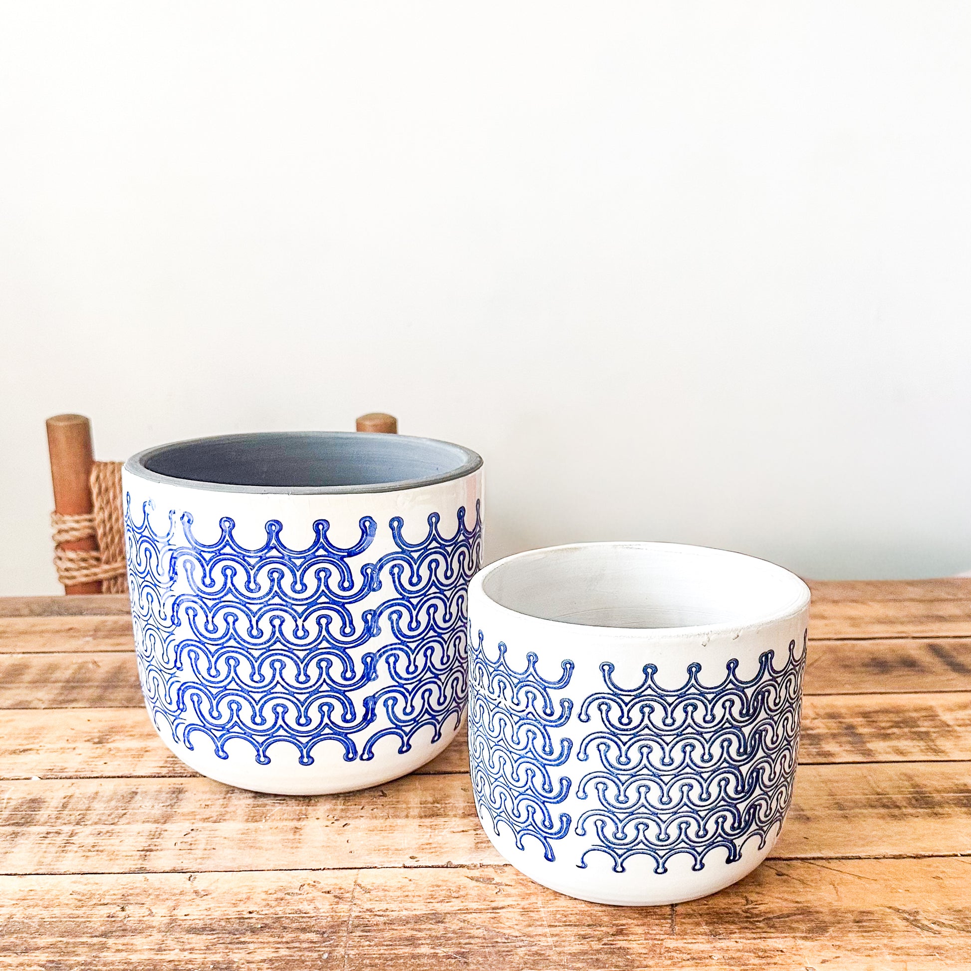 Porta Macetero Cerámica Blanco Grecas Azules Dos Tamaños | Frank Home Porta Macetero Frank Home Chile