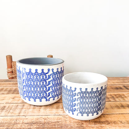 Porta Macetero Cerámica Blanco Grecas Azules Dos Tamaños | Frank Home Porta Macetero Frank Home Chile