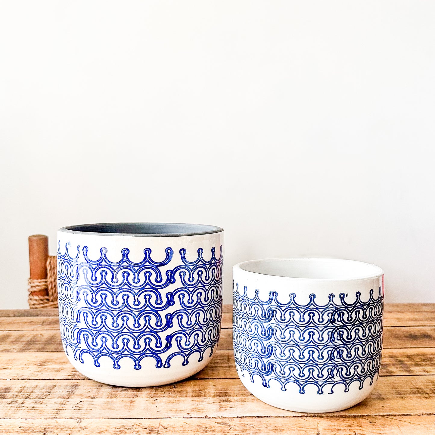 Porta Macetero Cerámica Blanco Grecas Azules Dos Tamaños | Frank Home Porta Macetero Frank Home Chile