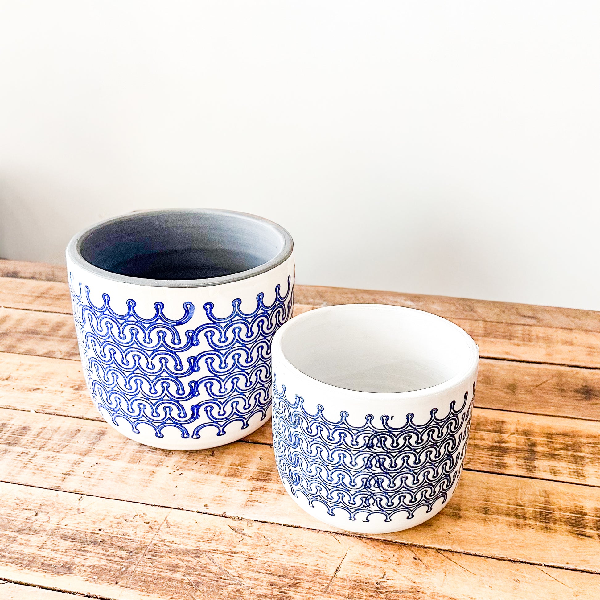 Porta Macetero Cerámica Blanco Grecas Azules Dos Tamaños | Frank Home Porta Macetero Frank Home Chile