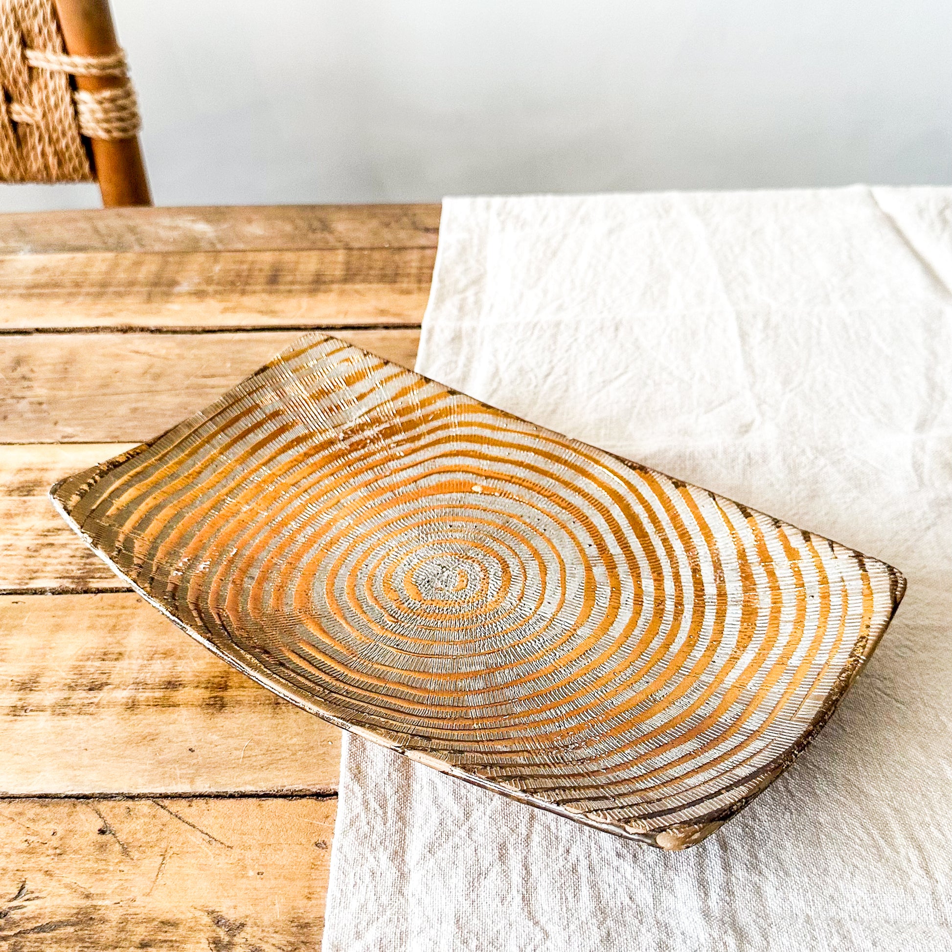 Bandeja Decorativa Metálica Bronce - Diseño Elegante Contemporáneo bandeja Frank Home Chile