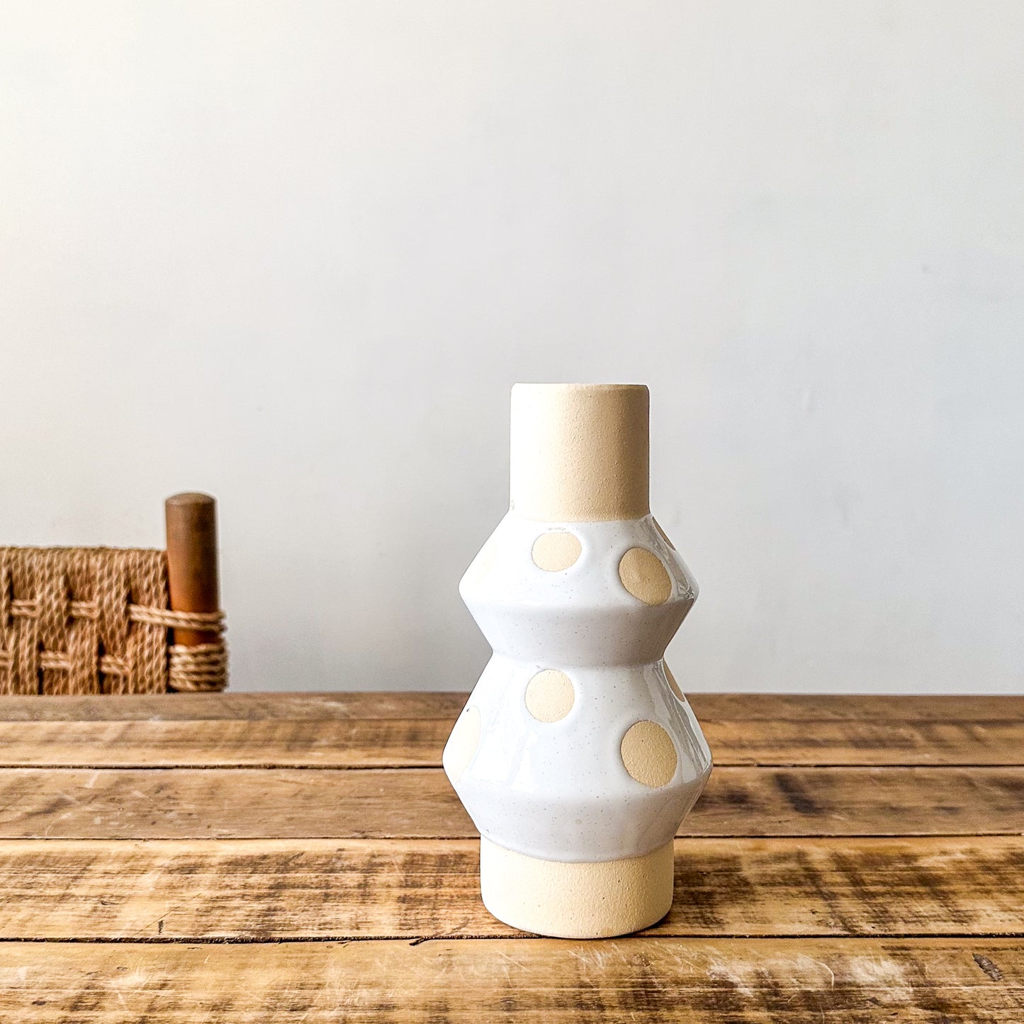 Florero cerámica lunares beige Florero Frank Home Chile