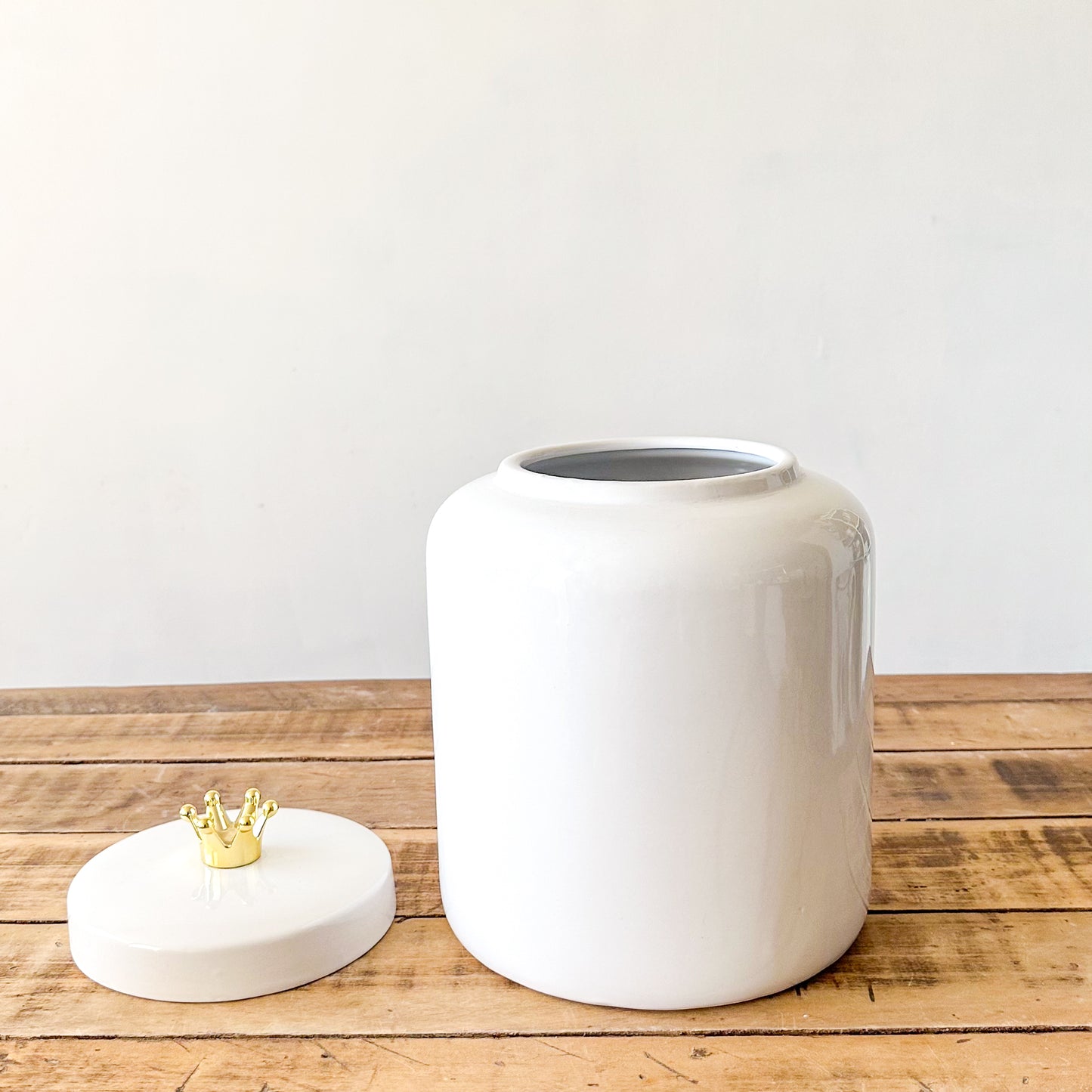 Ánfora Cerámica Esmaltada Blanca Tapa con Corona Anfora Frank Home Chile