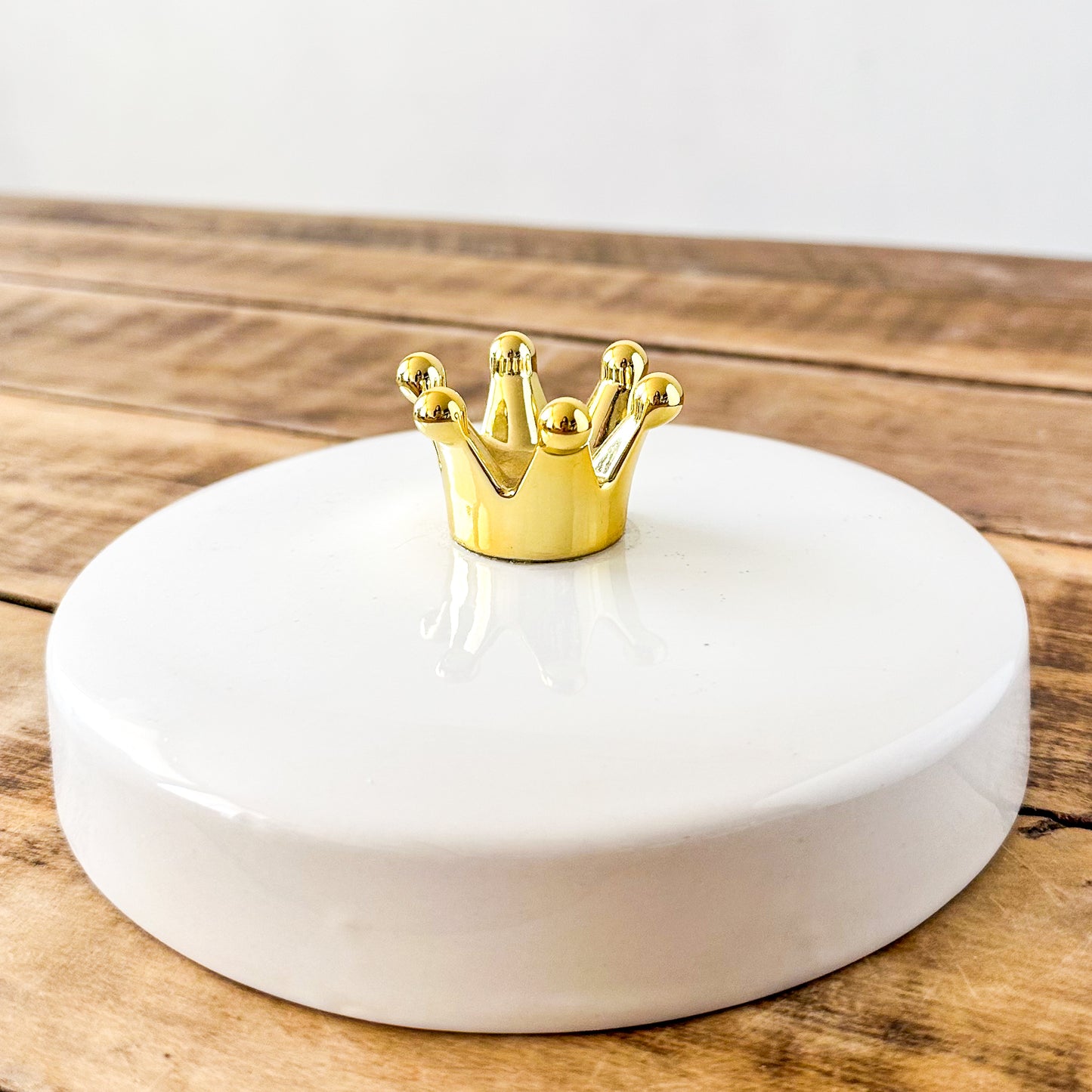 Ánfora Cerámica Esmaltada Blanca Tapa con Corona Anfora Frank Home Chile