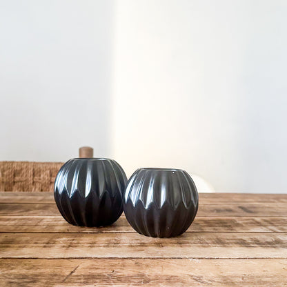 Set 2 Porta Velas Cerámica Satinada Negra con Relieve Porta Vela Frank Home Chile