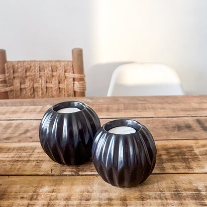 Set 2 Porta Velas Cerámica Satinada Negra con Relieve Porta Vela Frank Home Chile