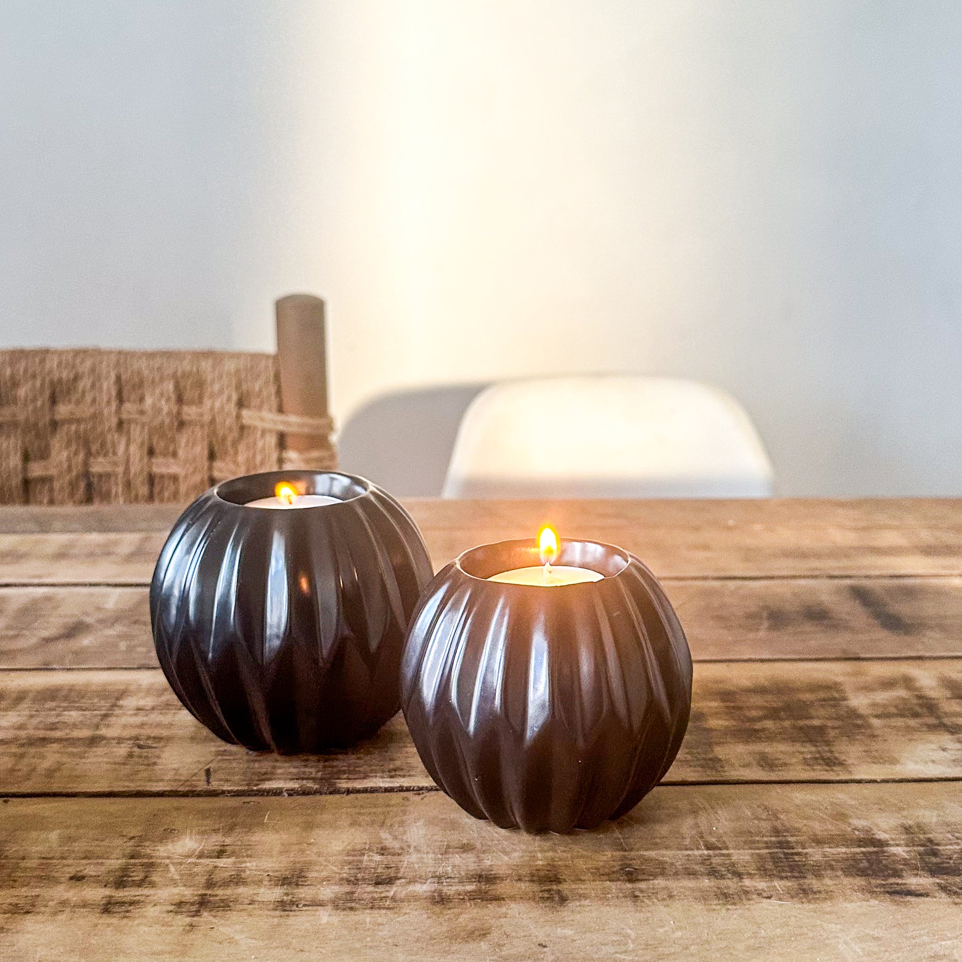 Set 2 Porta Velas Cerámica Satinada Negra con Relieve Porta Vela Frank Home Chile