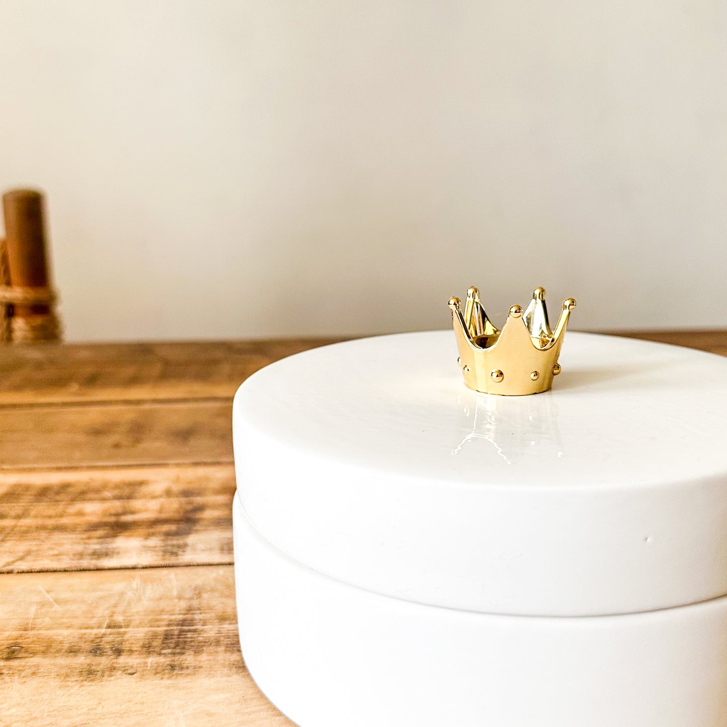 Joyero Cerámica Esmaltada Blanca Tapa Corona Anfora Frank Home Chile