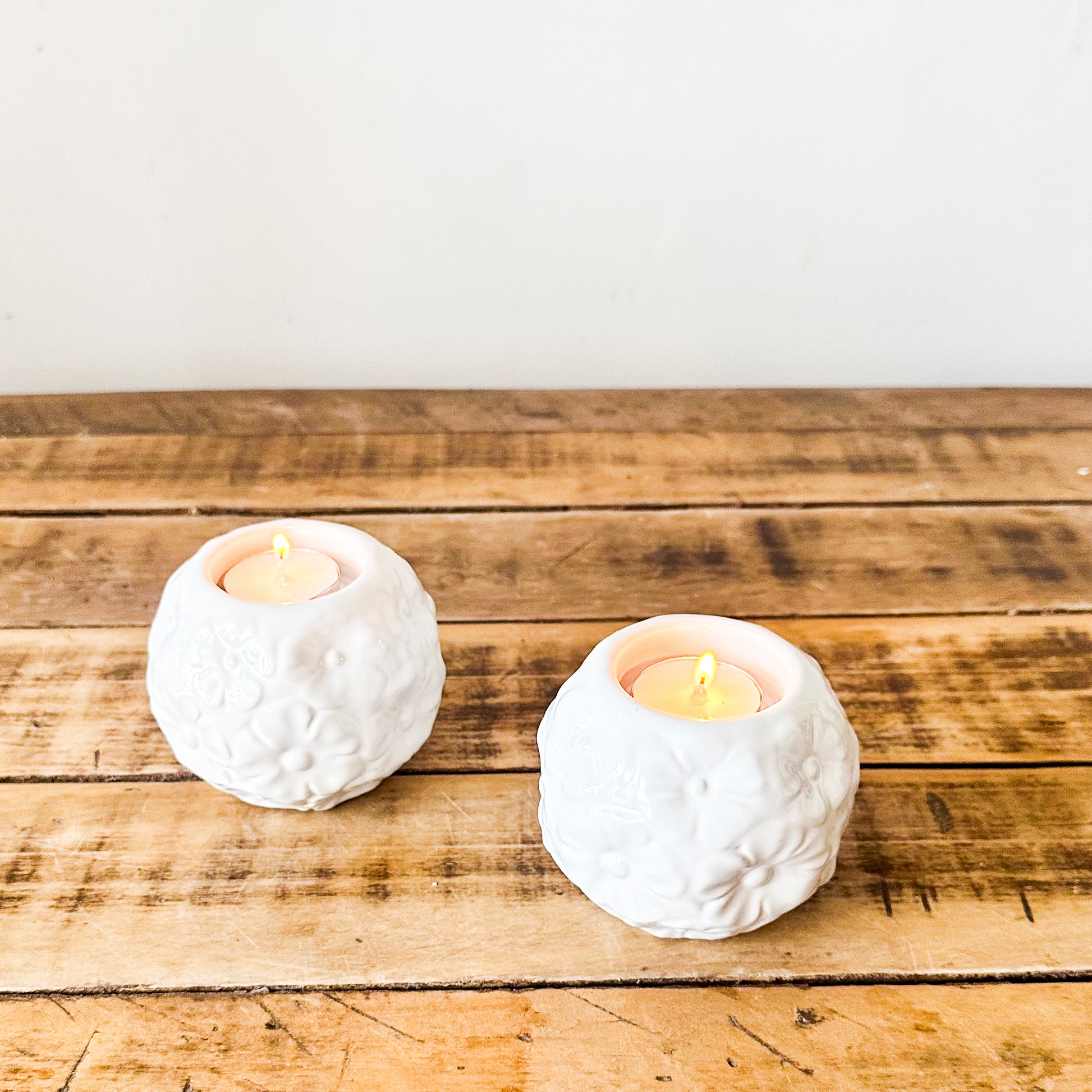 Set 2 Porta Velas Cerámica Esmaltada Relieve Floral Set Porta Velas Frank Home Chile
