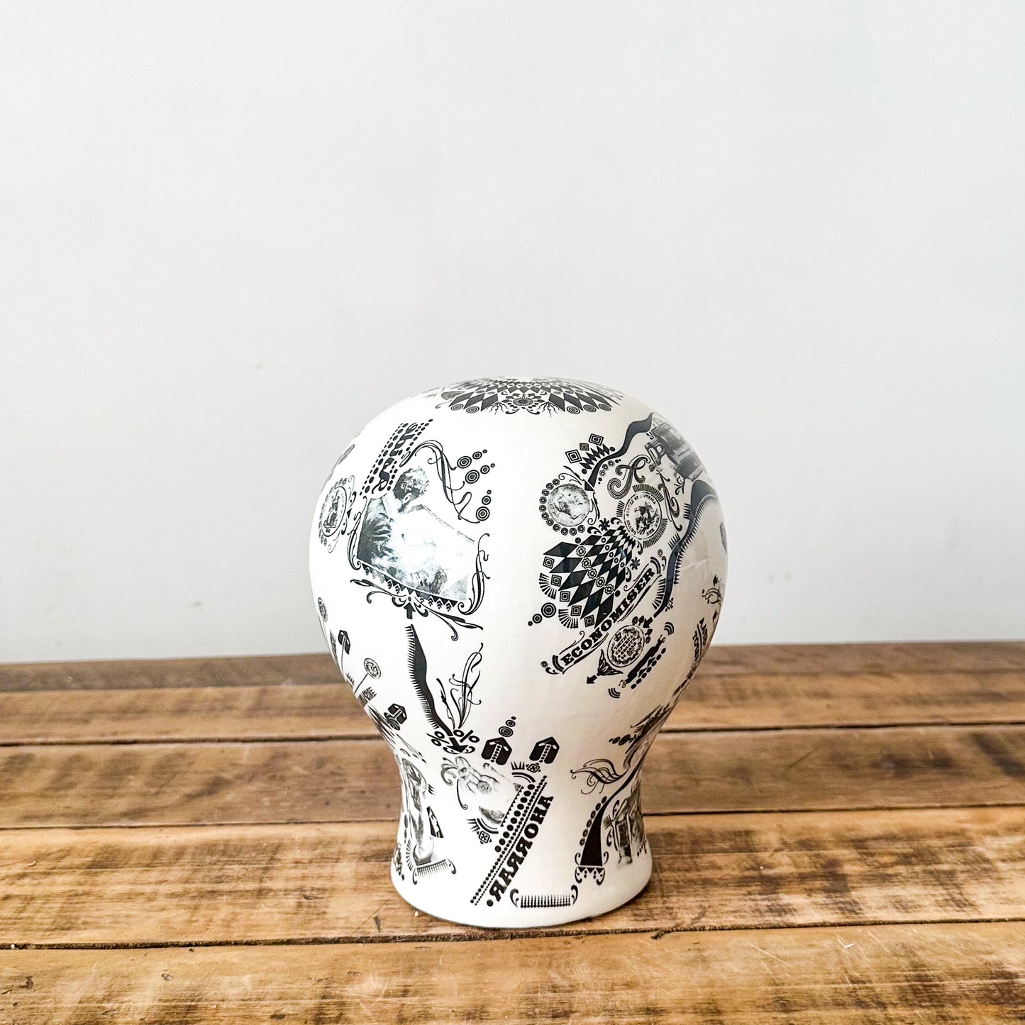 Adorno Inspirado en "The Money Box" Adorno Frank Home Chile