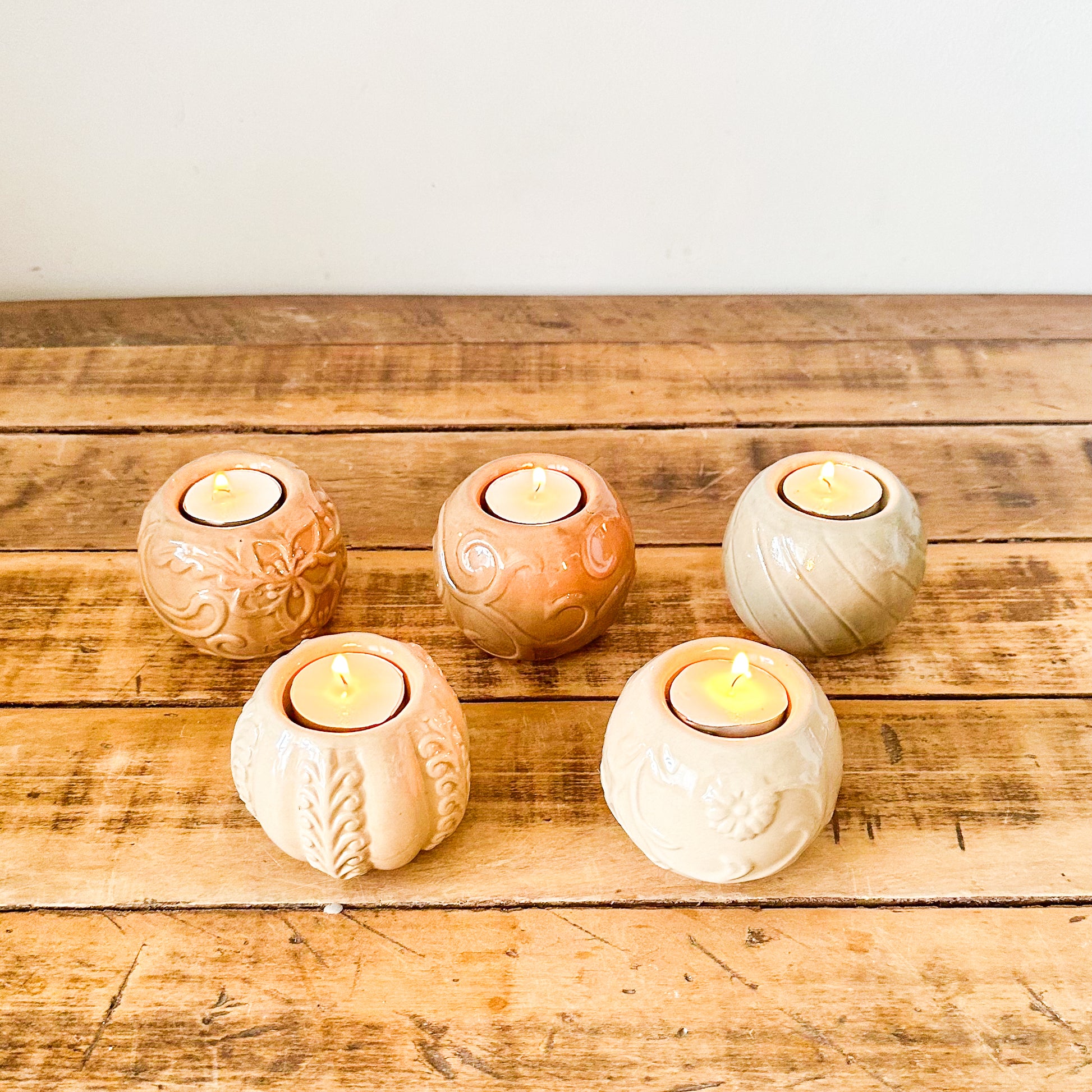 Set 5 Porta Velas Cerámica Esmaltada Relieve Floral Set Porta Velas Frank Home Chile