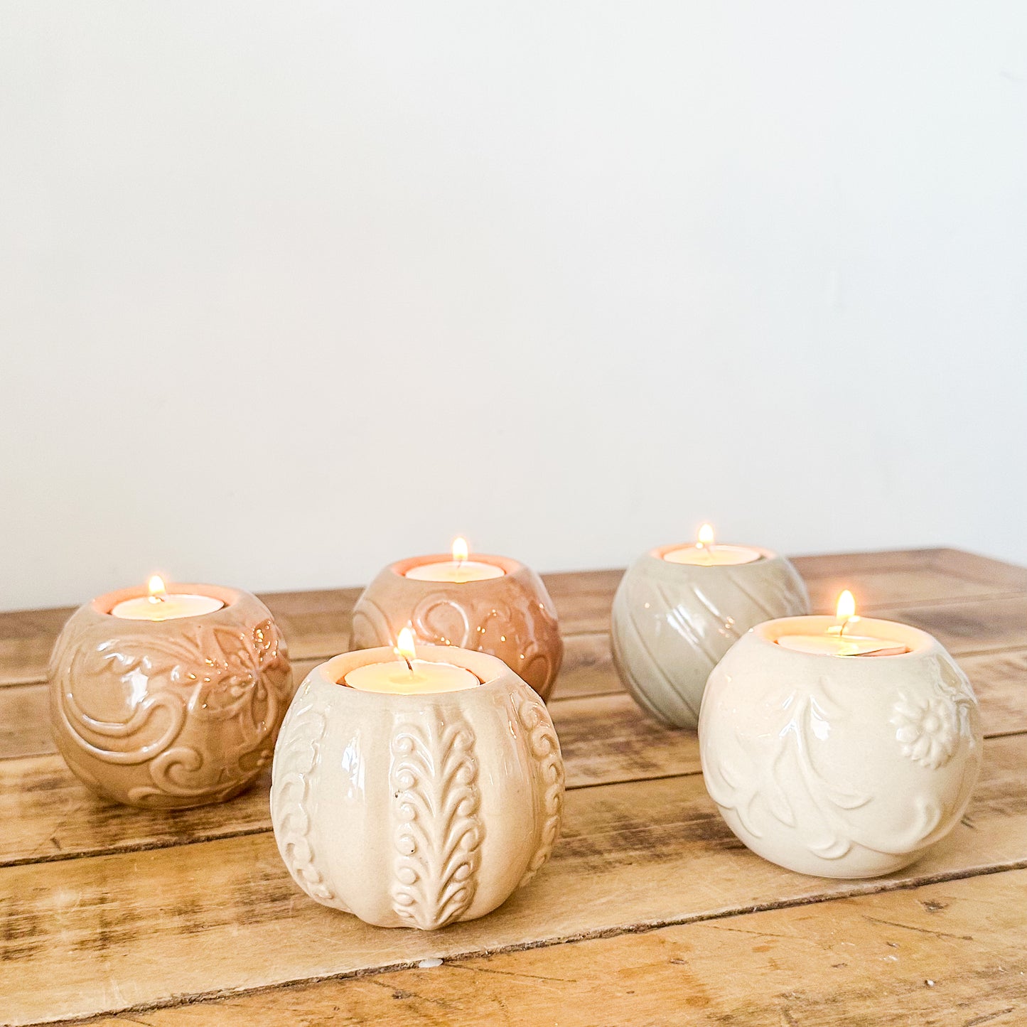 Set 5 Porta Velas Cerámica Esmaltada Relieve Floral Set Porta Velas Frank Home Chile