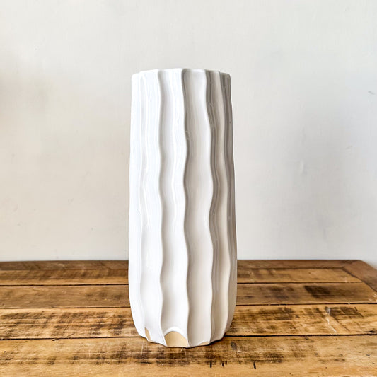 Florero Cerámica Ondulado Blanco 11x30 cm Brillante Florero Frank Home Chile