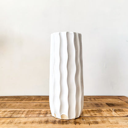 Florero Cerámica Ondulado Blanco 11x30 cm Florero Frank Home Chile