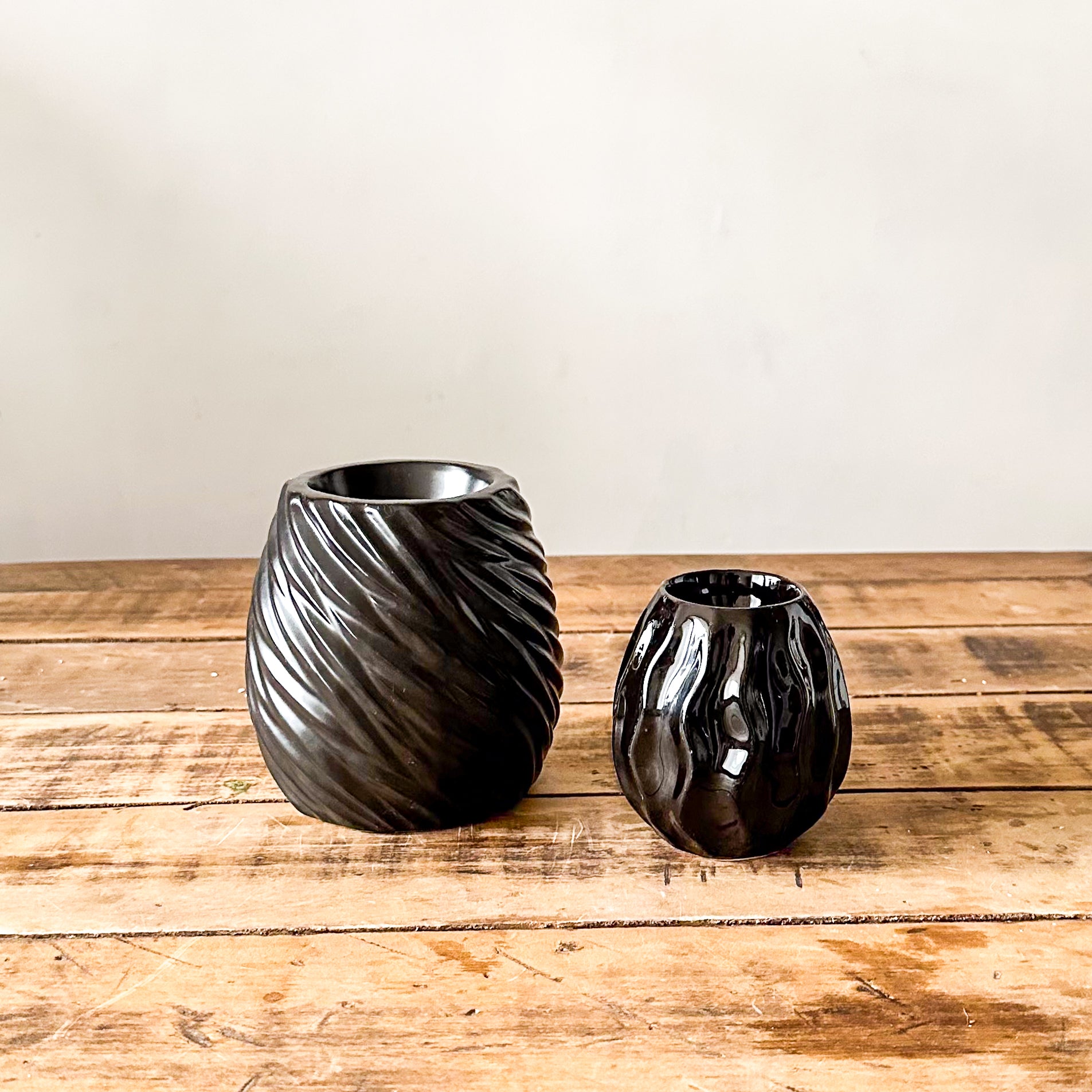 Set 2 Porta Velas Cerámica Esmaltada Negra con Textura 9x9 y 12x12 cm Porta Velas Frank Home Chile
