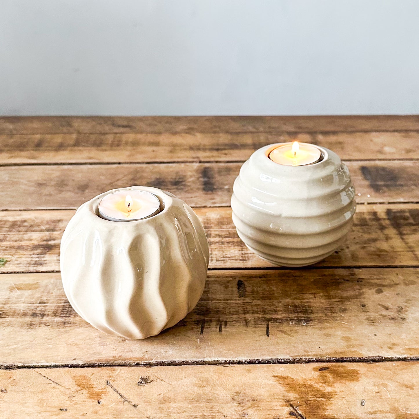 Set 2 Porta Velas Cerámica Esmaltada Espiral y Ondas Set Porta Velas Frank Home Chile