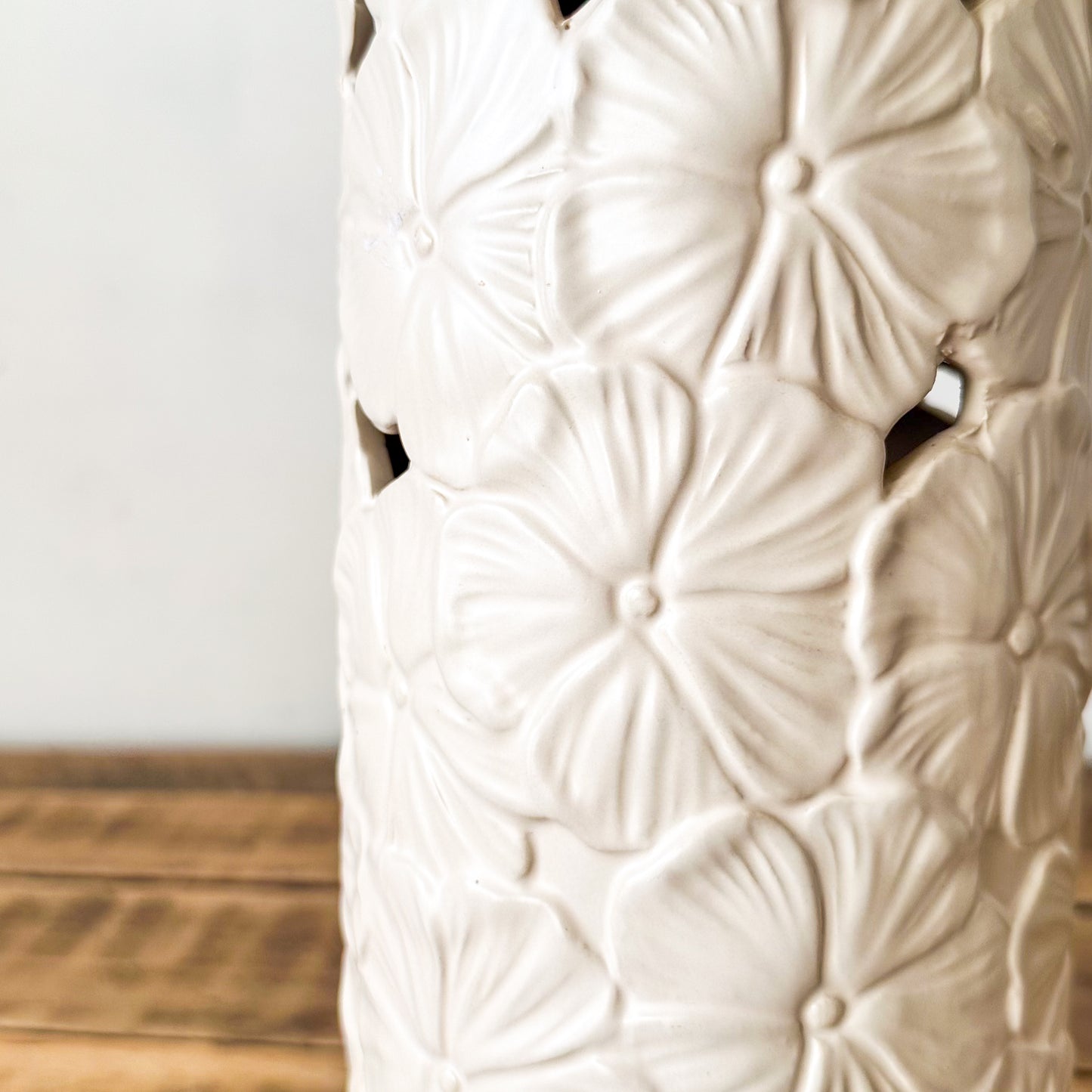 Lámpara Cerámica Satinada Relieve Floral Lampara de mesa Frank Home Chile