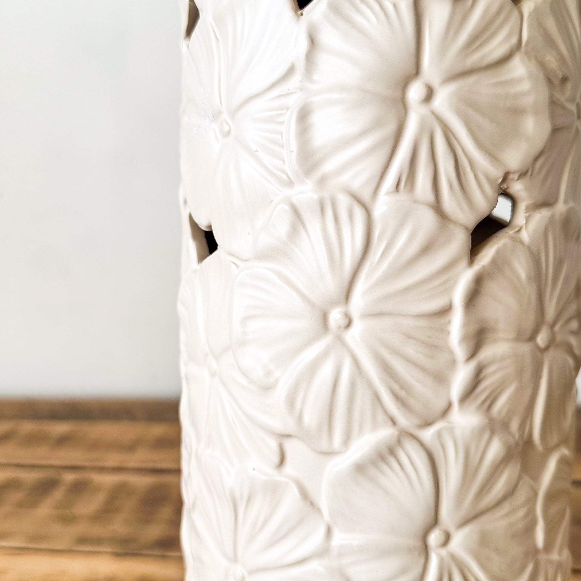 Lámpara Cerámica Satinada Relieve Floral Lampara de mesa Frank Home Chile