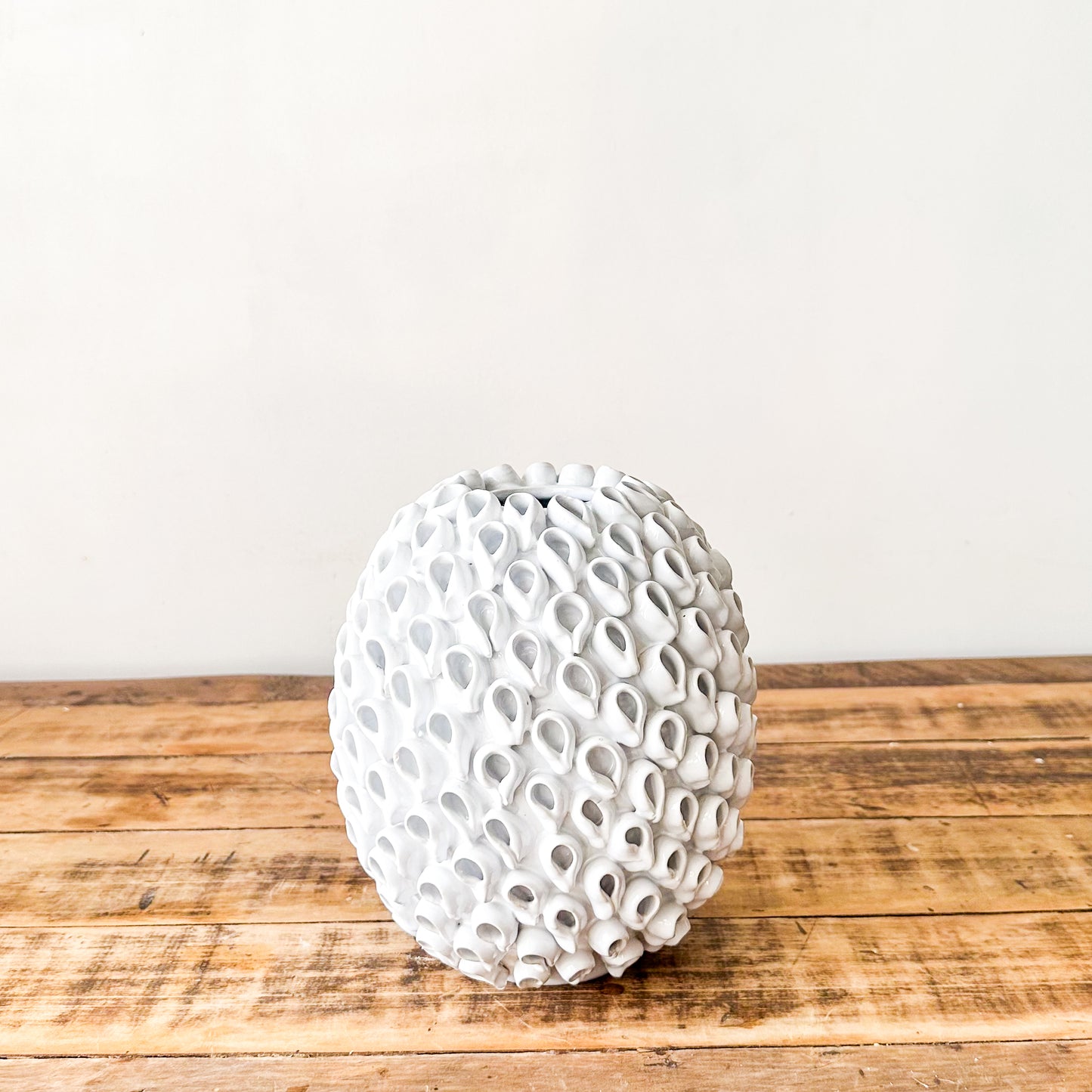 Florero Cerámica Esmaltada Blanca Relive 22 cm