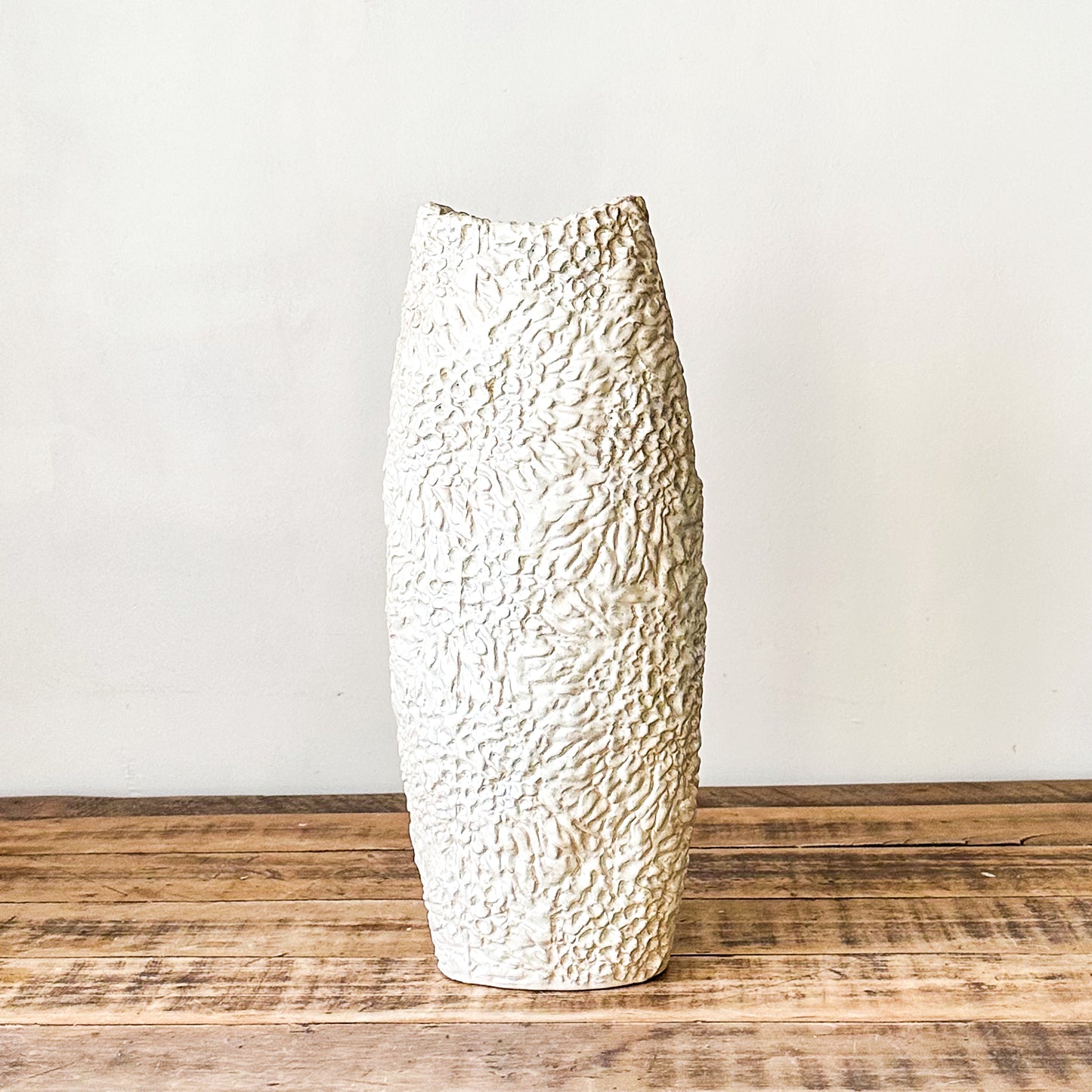 Florero Cerámica Tornasolada Relieve Beige 43 cm