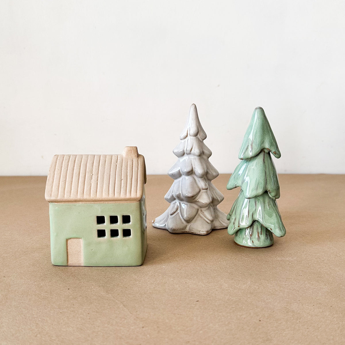 Set Casita + 2 Pinos Cerámica Esmaltada Adorno Frank Home Chile