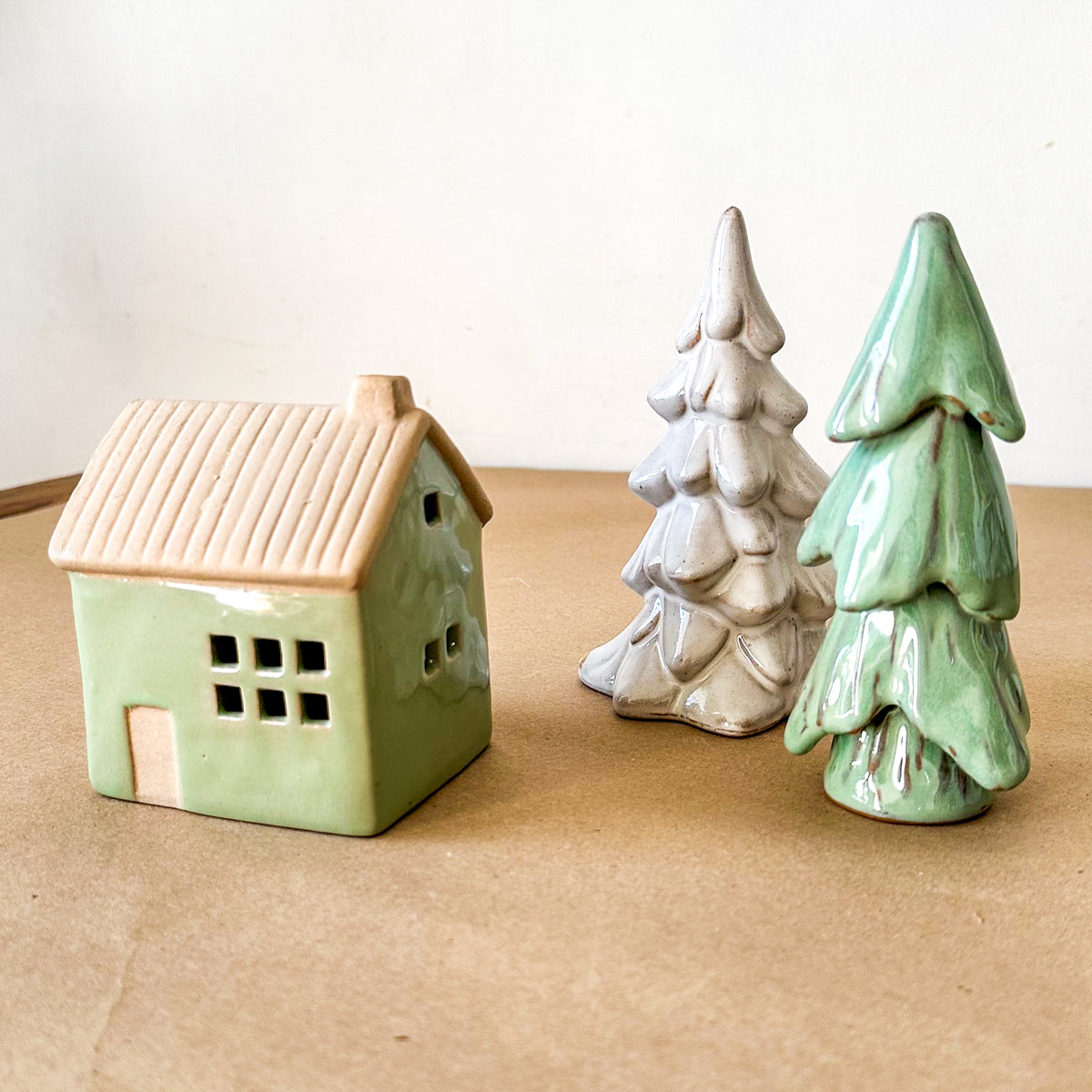 Set Casita + 2 Pinos Cerámica Esmaltada Adorno Frank Home Chile