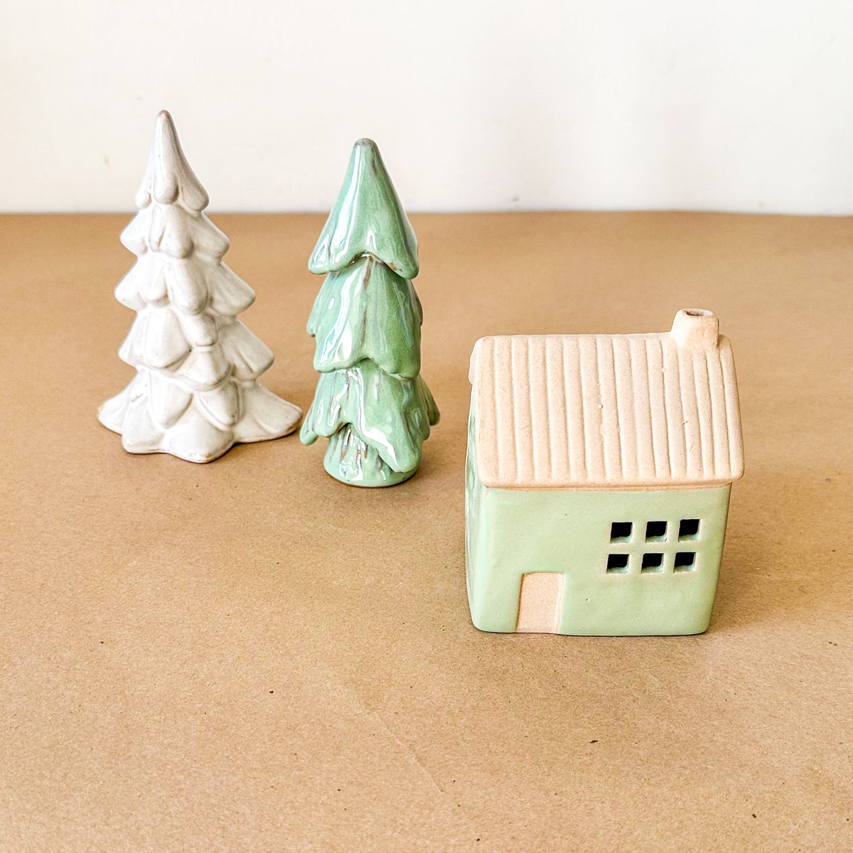 Set Casita + 2 Pinos Cerámica Esmaltada Adorno Frank Home Chile