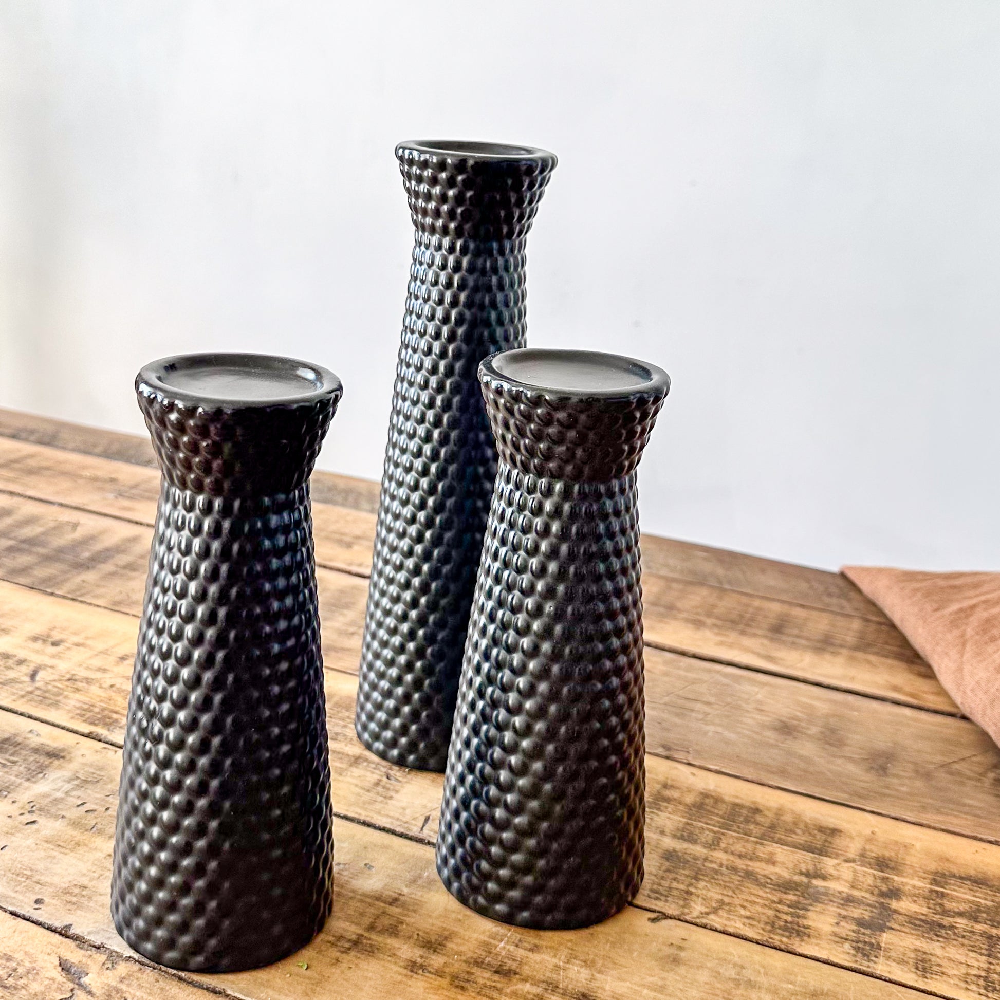 Set 3 Bases Porta Vela Cerámica Negra Textura - 25.5cm y 19cm Candelabro Frank Home Chile