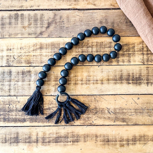 Adorno cuentas madera negras con borlas Adorno Frank Home Chile