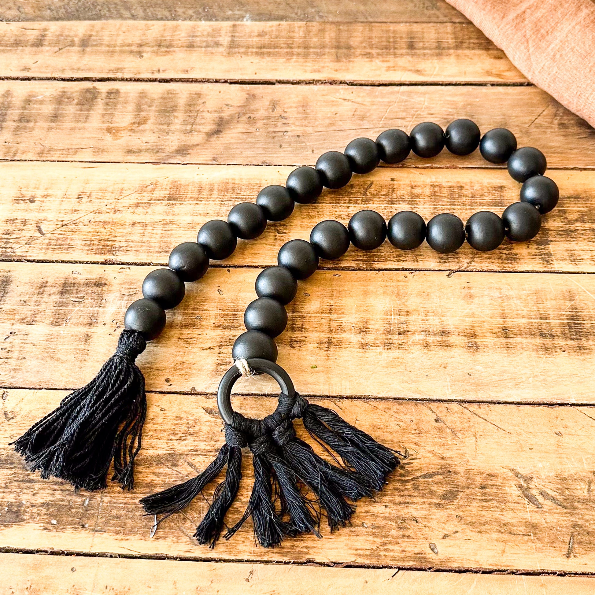 Adorno cuentas madera negras con borlas Adorno Frank Home Chile