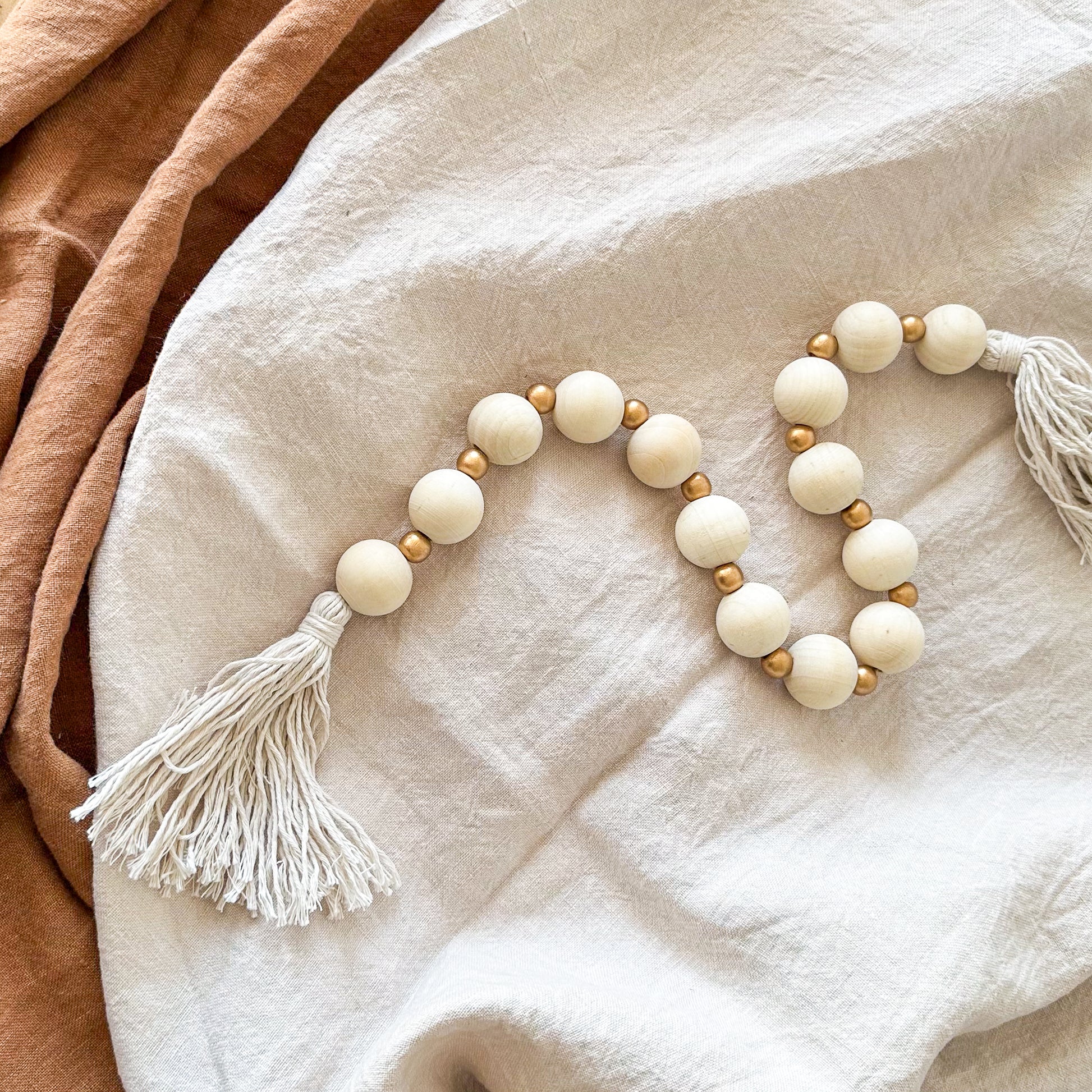 Adorno cuentas madera y doradas con borlas Adorno Frank Home Chile