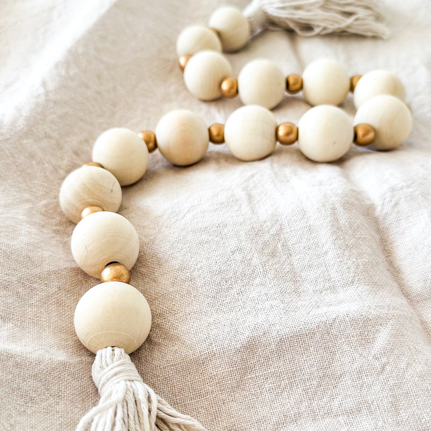 Adorno cuentas madera y doradas con borlas Adorno Frank Home Chile