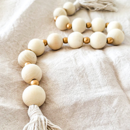 Adorno cuentas madera y doradas con borlas Adorno Frank Home Chile