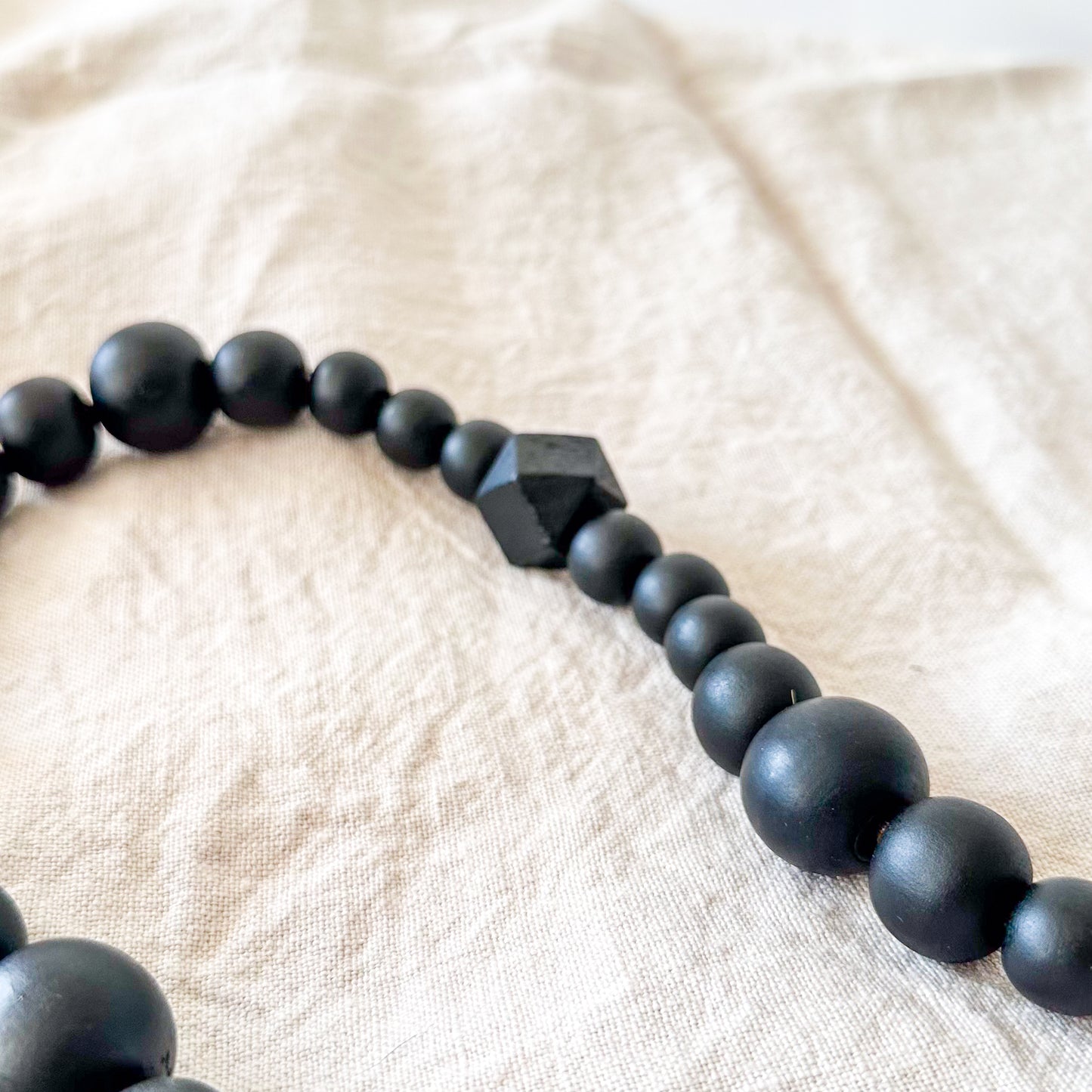 Adorno cuentas madera negras con borlas blancas Adorno Frank Home Chile