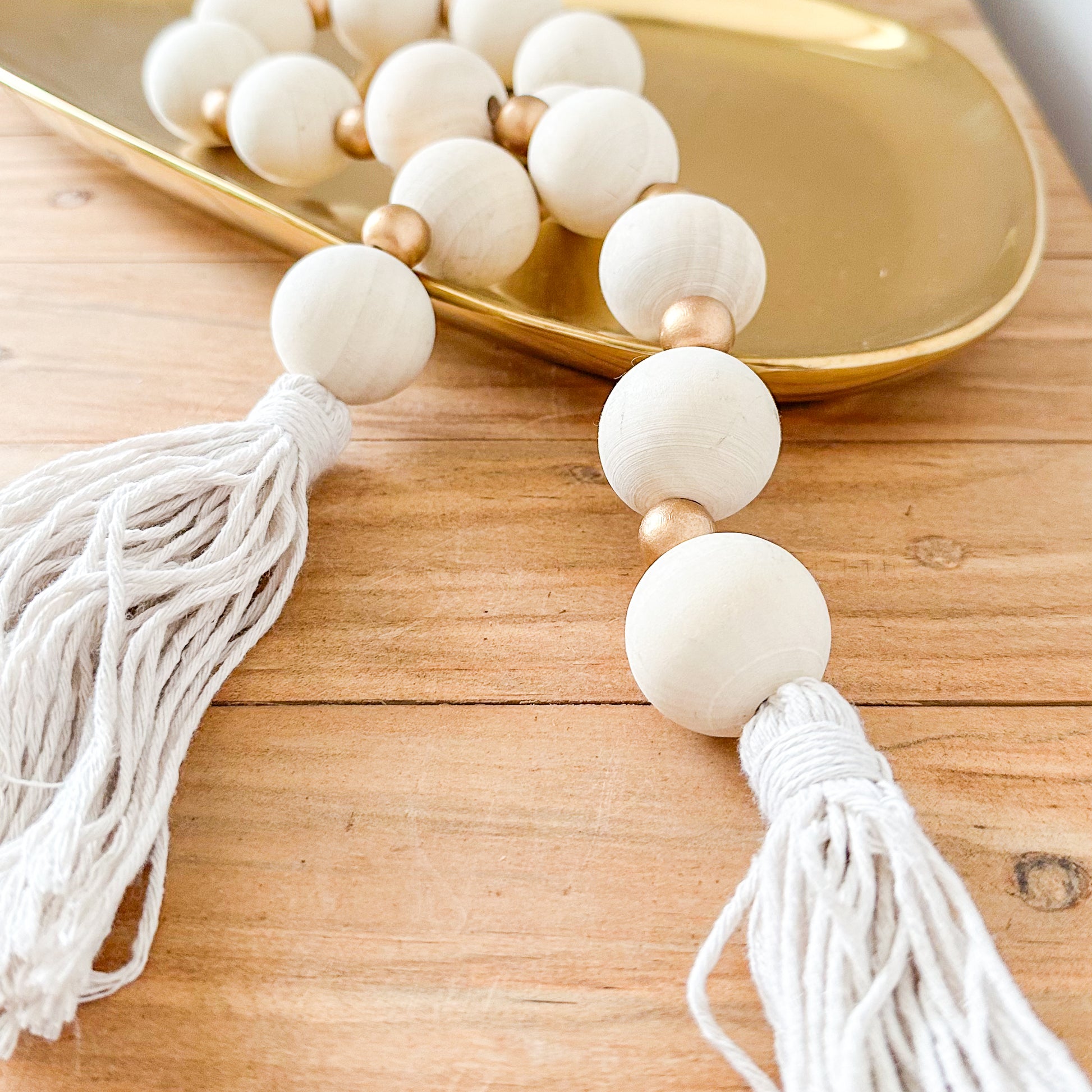 Adorno cuentas madera y doradas con borlas Adorno Frank Home Chile