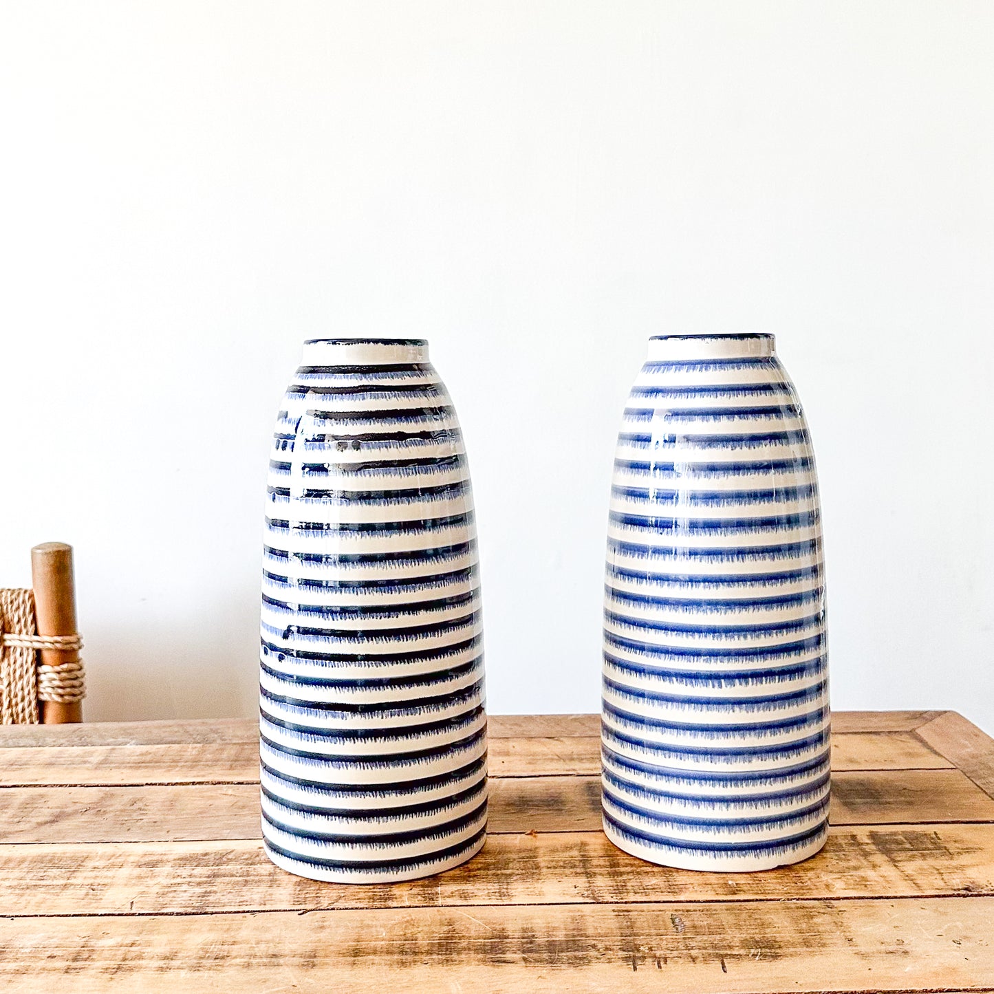 Florero Cerámica Listado Azul Marino 32cm - Acabado Artesanal Florero Frank Home Chile