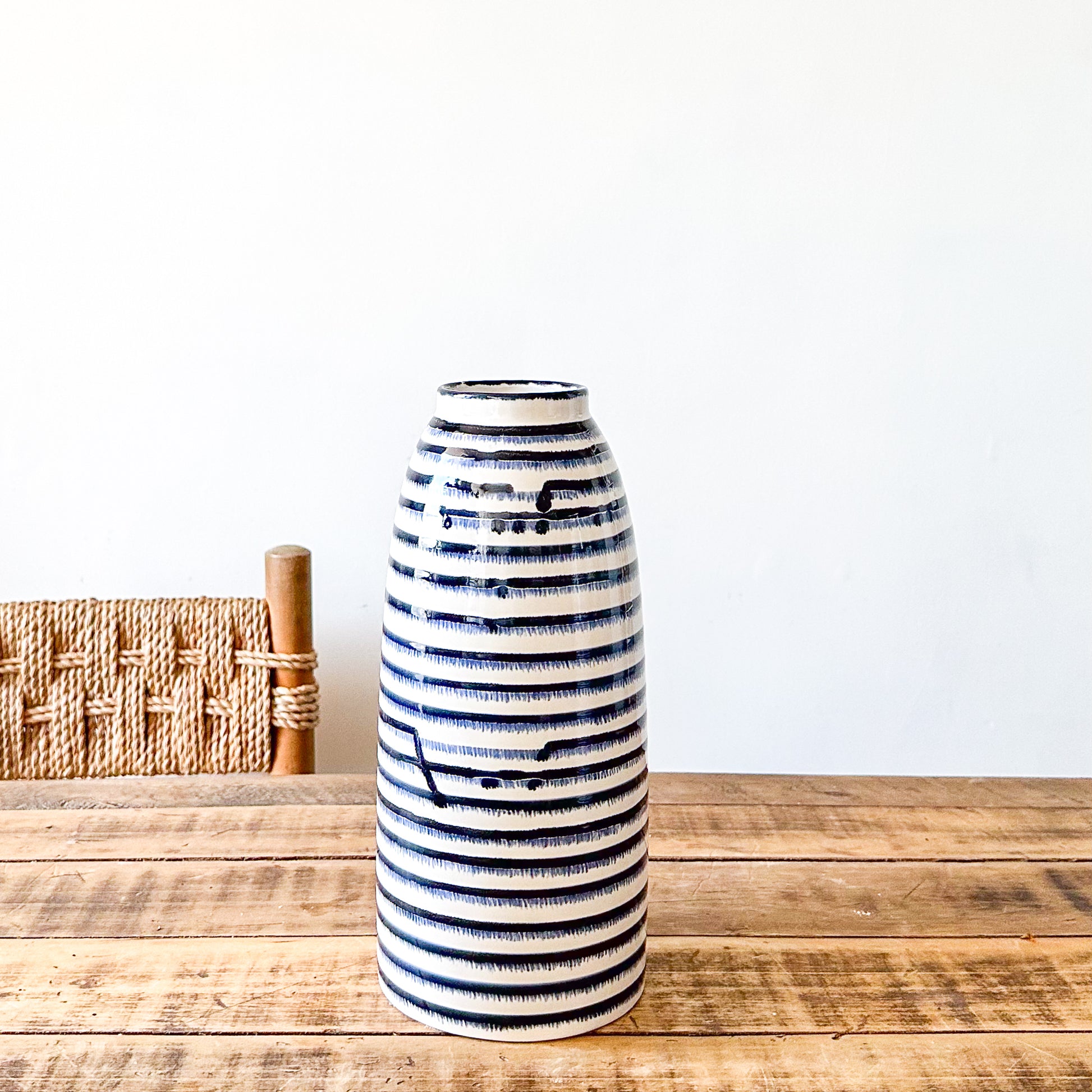 Florero Cerámica Listado Azul Marino 32cm - Acabado Artesanal Azul Florero Frank Home Chile