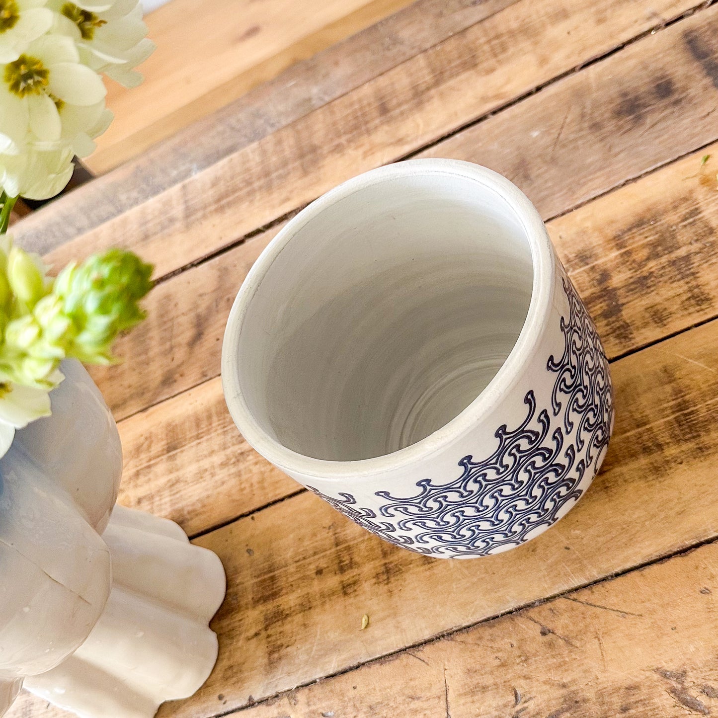 Porta Macetero Cerámica Blanco Grecas Azules 14cm | Frank Home Porta Macetero Frank Home Chile