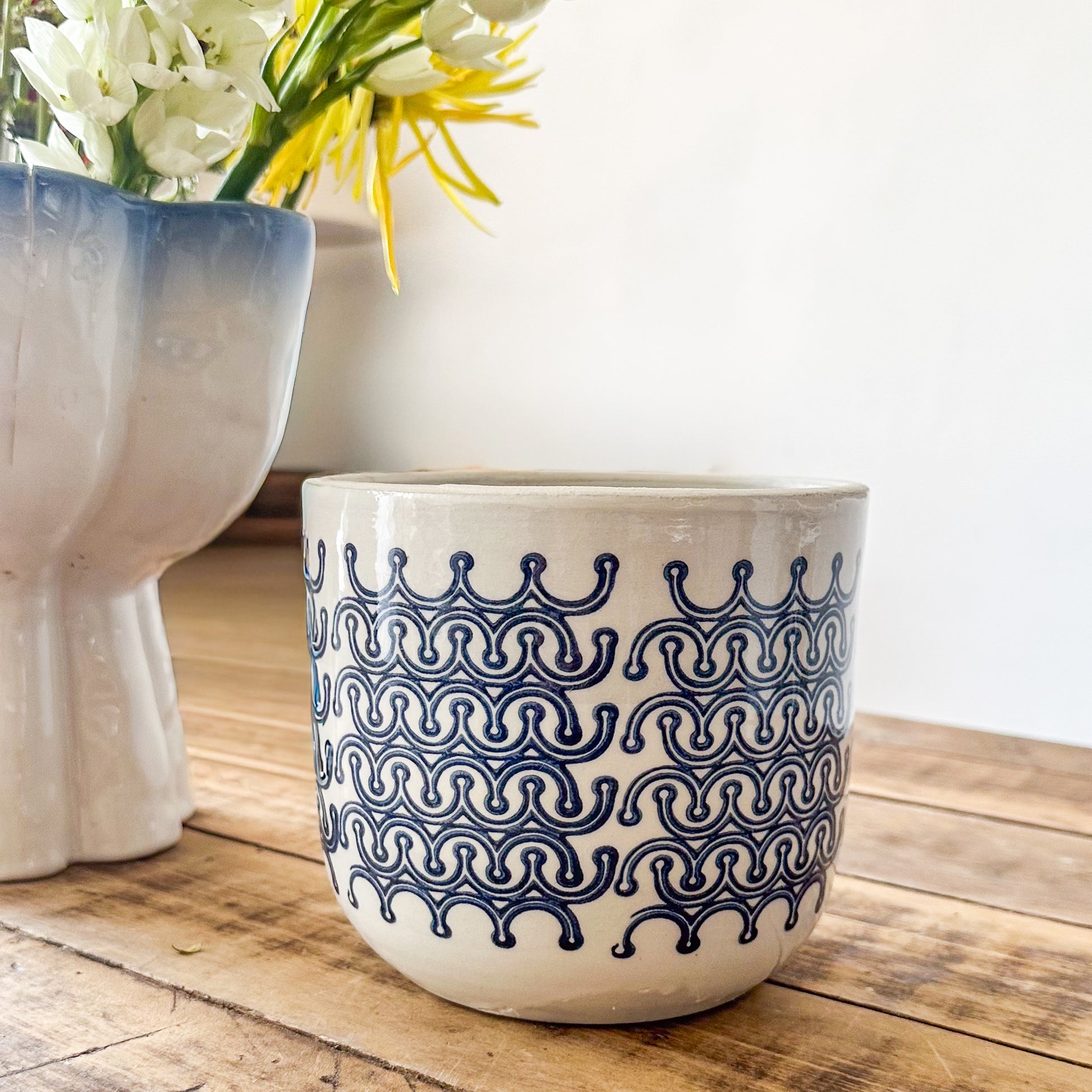 Porta Macetero Cerámica Blanco Grecas Azules 14cm | Frank Home Porta Macetero Frank Home Chile