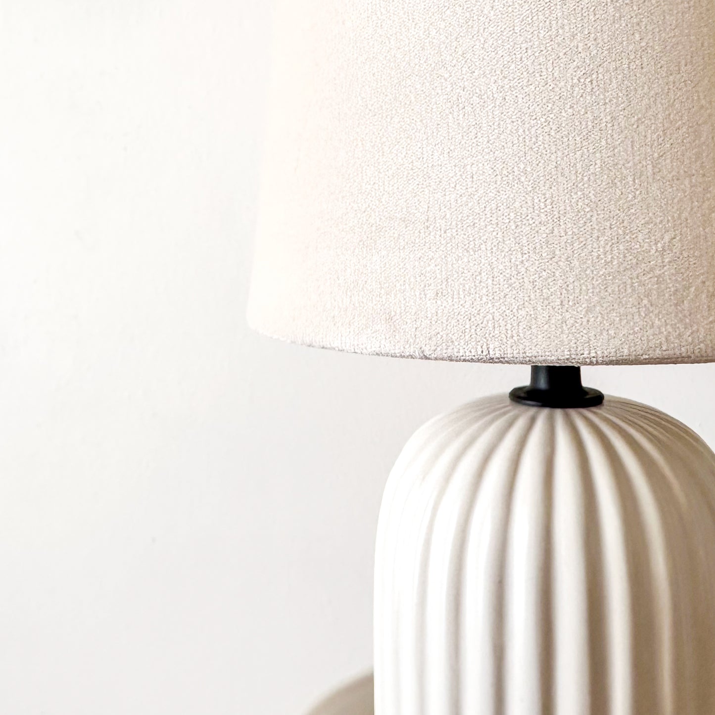 Lámpara de Mesa Acanalada Lampara de mesa y escritorio Frank Home Chile